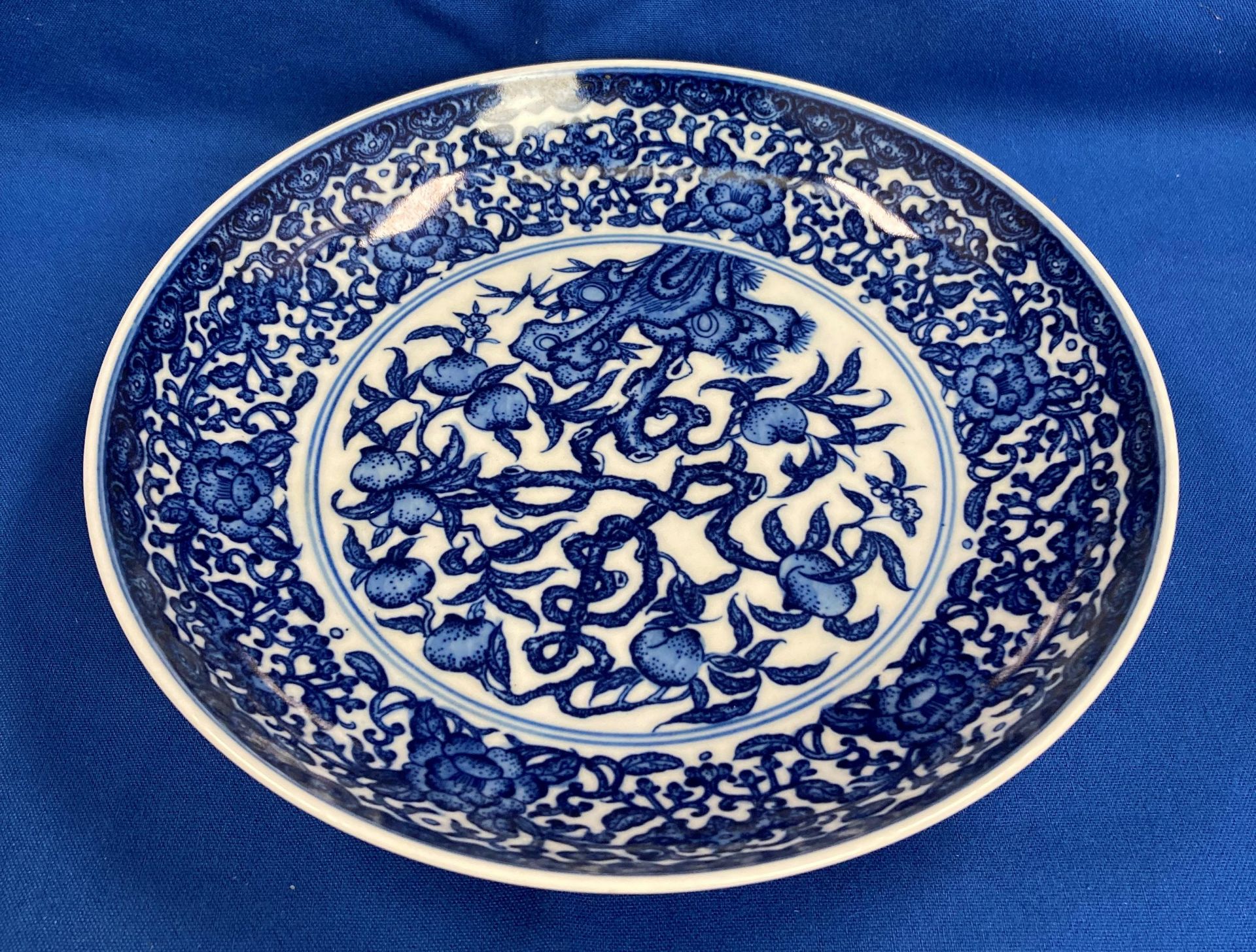 An antique 'Yongzheng' reign blue and white Oriental bowl with fig tree design and six symbol mark - Image 5 of 11