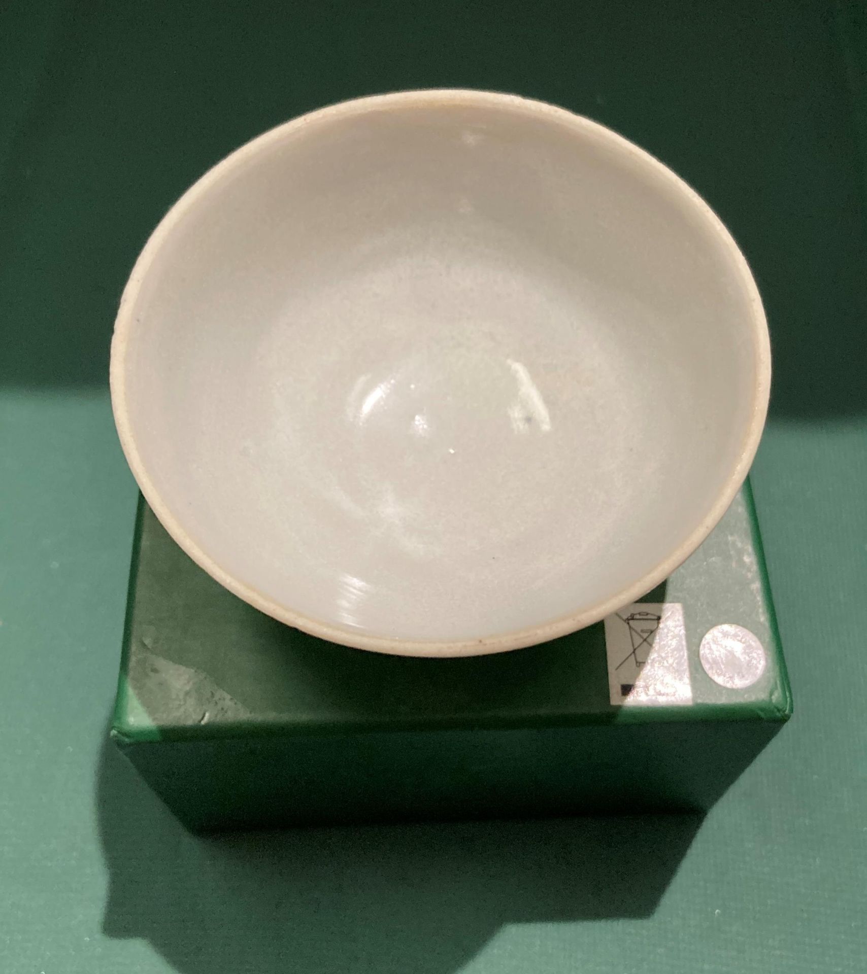 Small early Oriental ceramic bowl from Tek Sing Chinese shipwreck cargo C. - Image 3 of 3