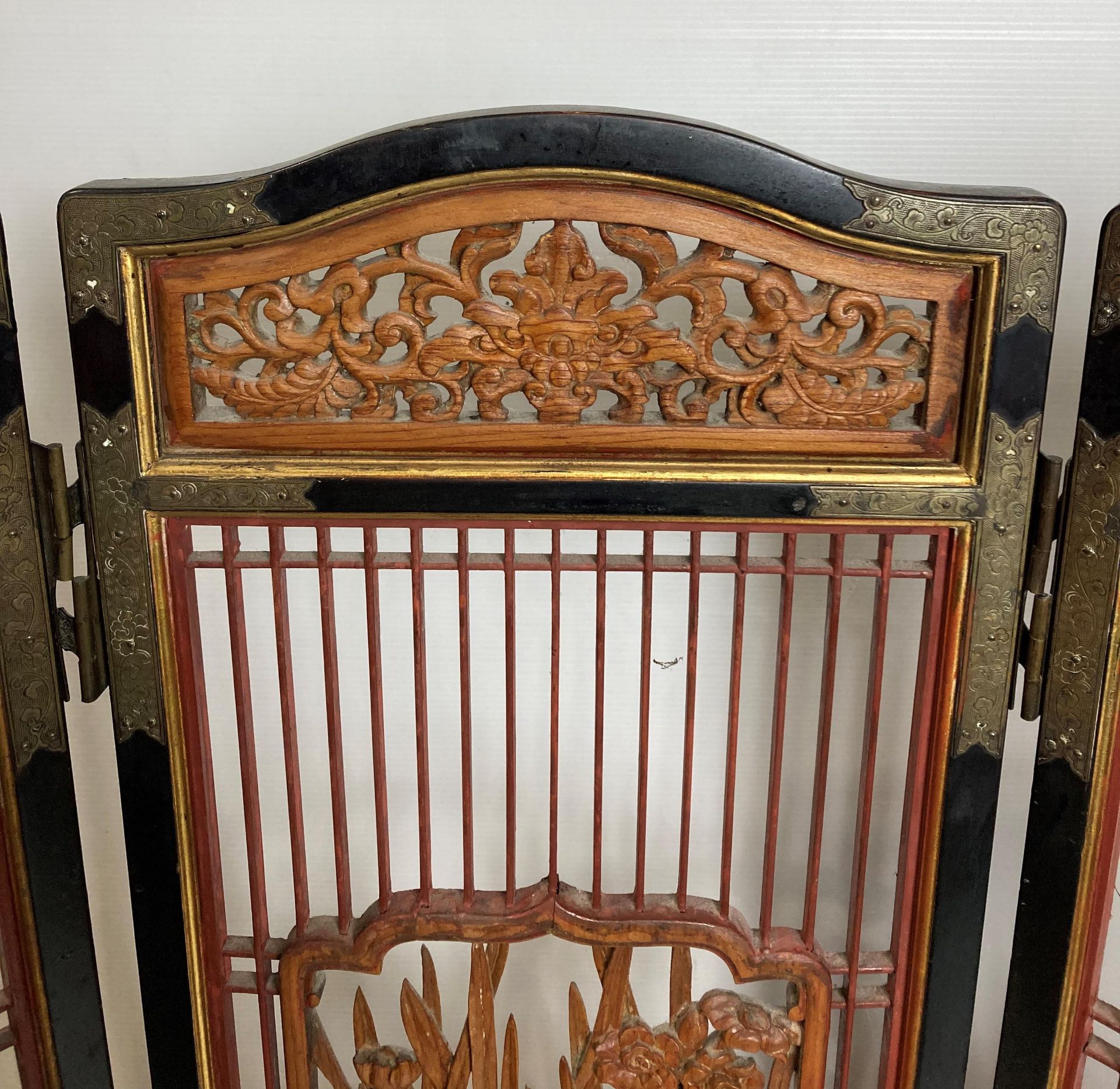 An Oriental wooden triple display screen with three hand-carved bird panels and etched detailed - Image 8 of 9