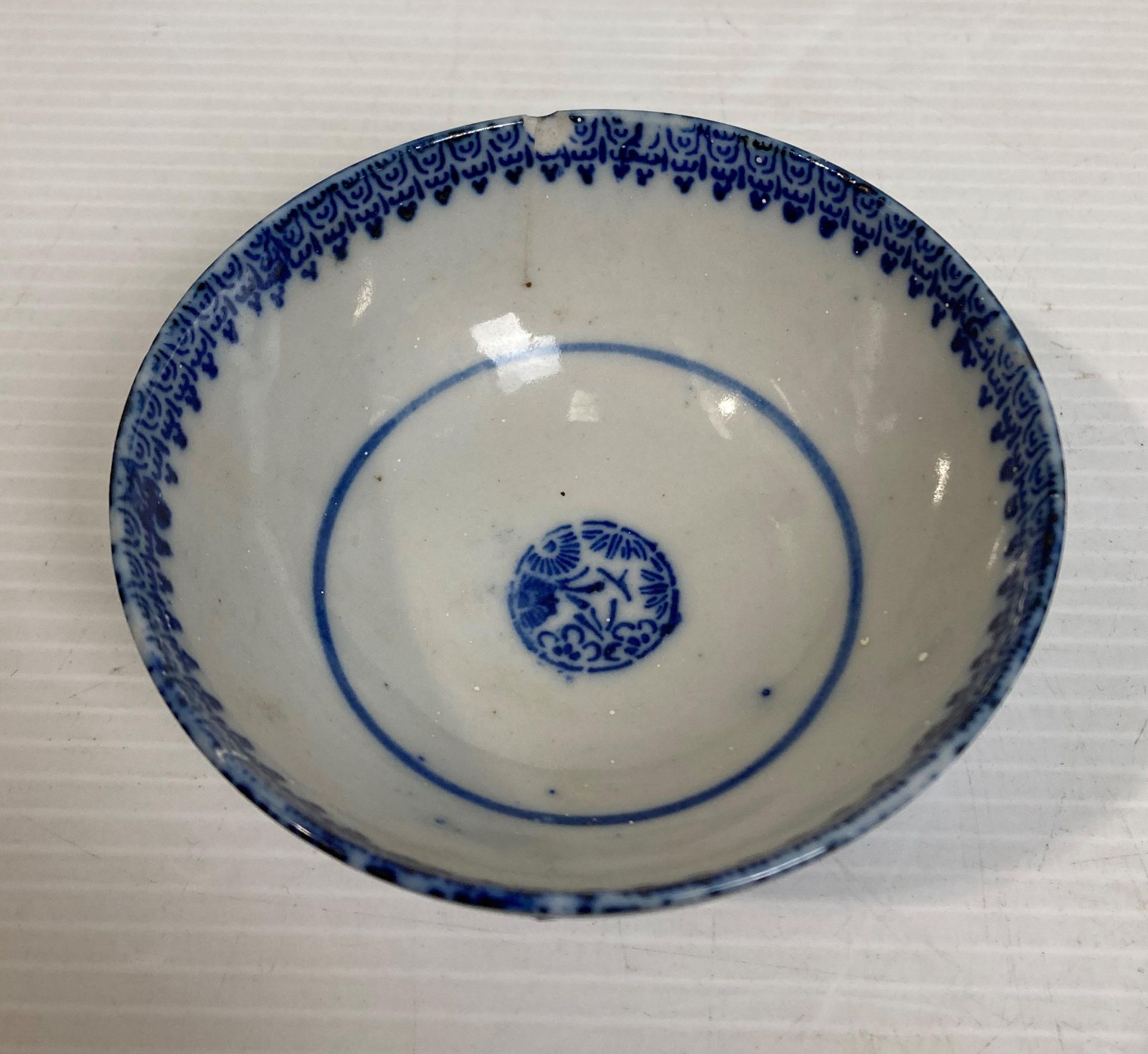 An Oriental hand-painted rice bowl in blue and white (chip to rim - 11cm diameter) and two assorted - Image 6 of 7