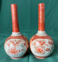 A pair of Japanese Kutani bud long-neck vases (18cm high) decorated with flowers and bird,