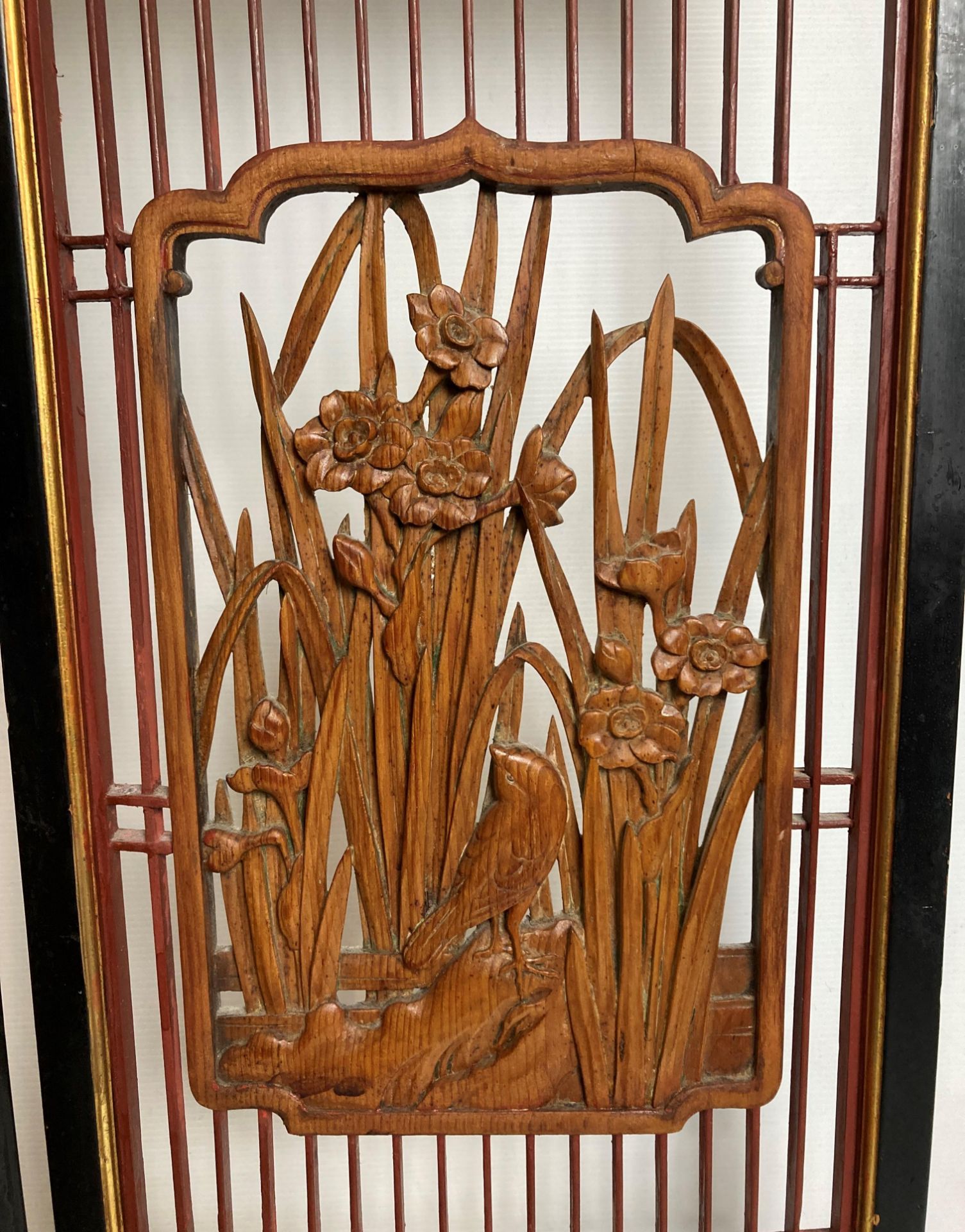 An Oriental wooden triple display screen with three hand-carved bird panels and etched detailed - Image 3 of 9