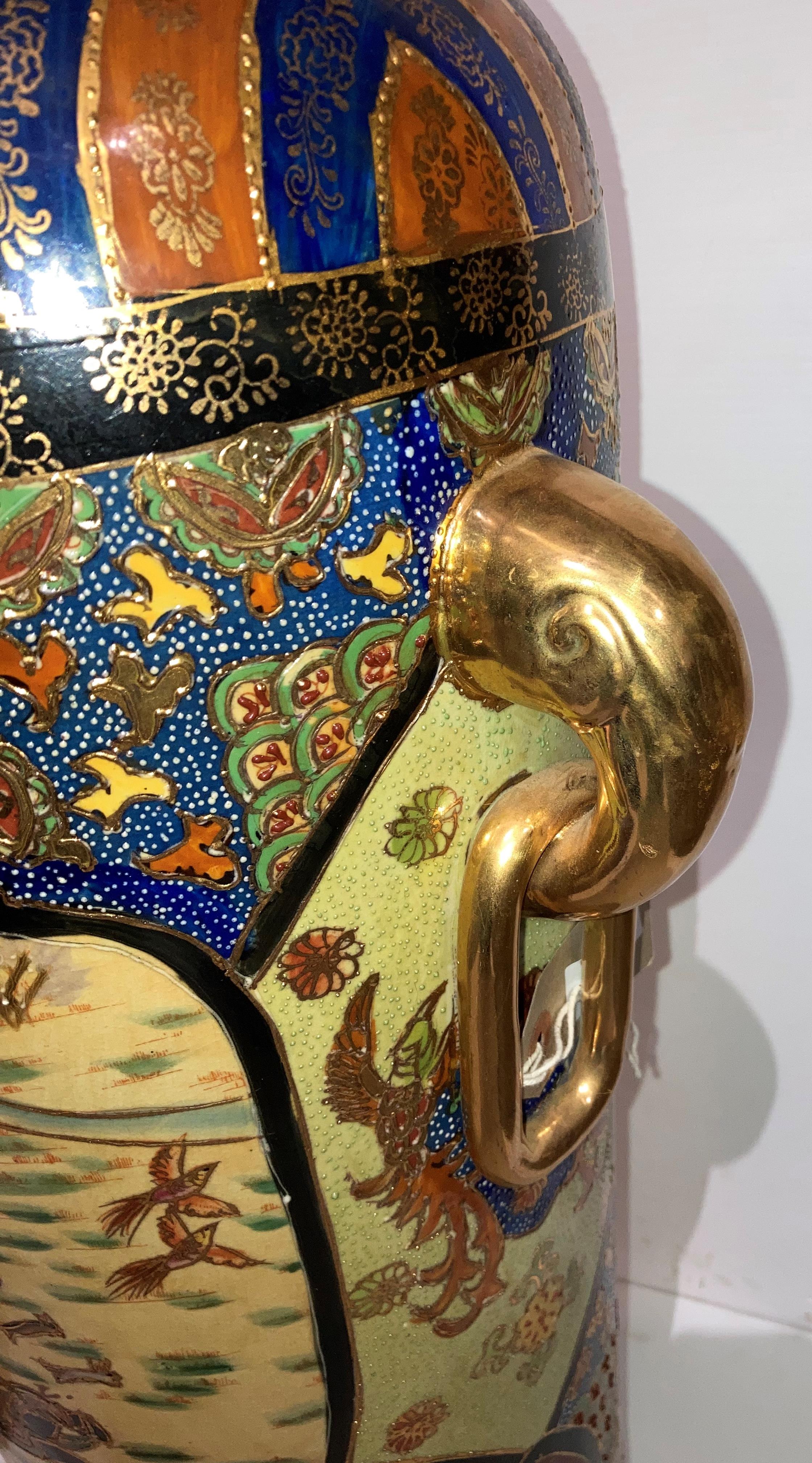 A large Oriental hand-painted Satsuma vase with hunting scene and gold-coloured lugs, - Bild 4 aus 5