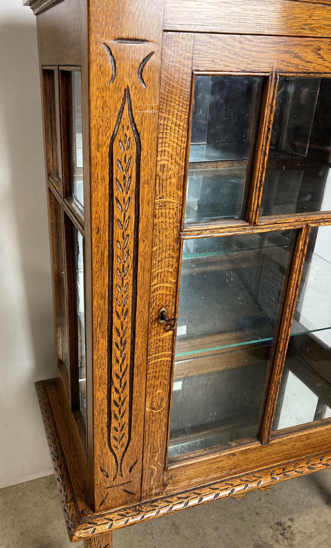 Arts & Crafts oak single-door display cabinet with hand-carved details, - Image 3 of 4