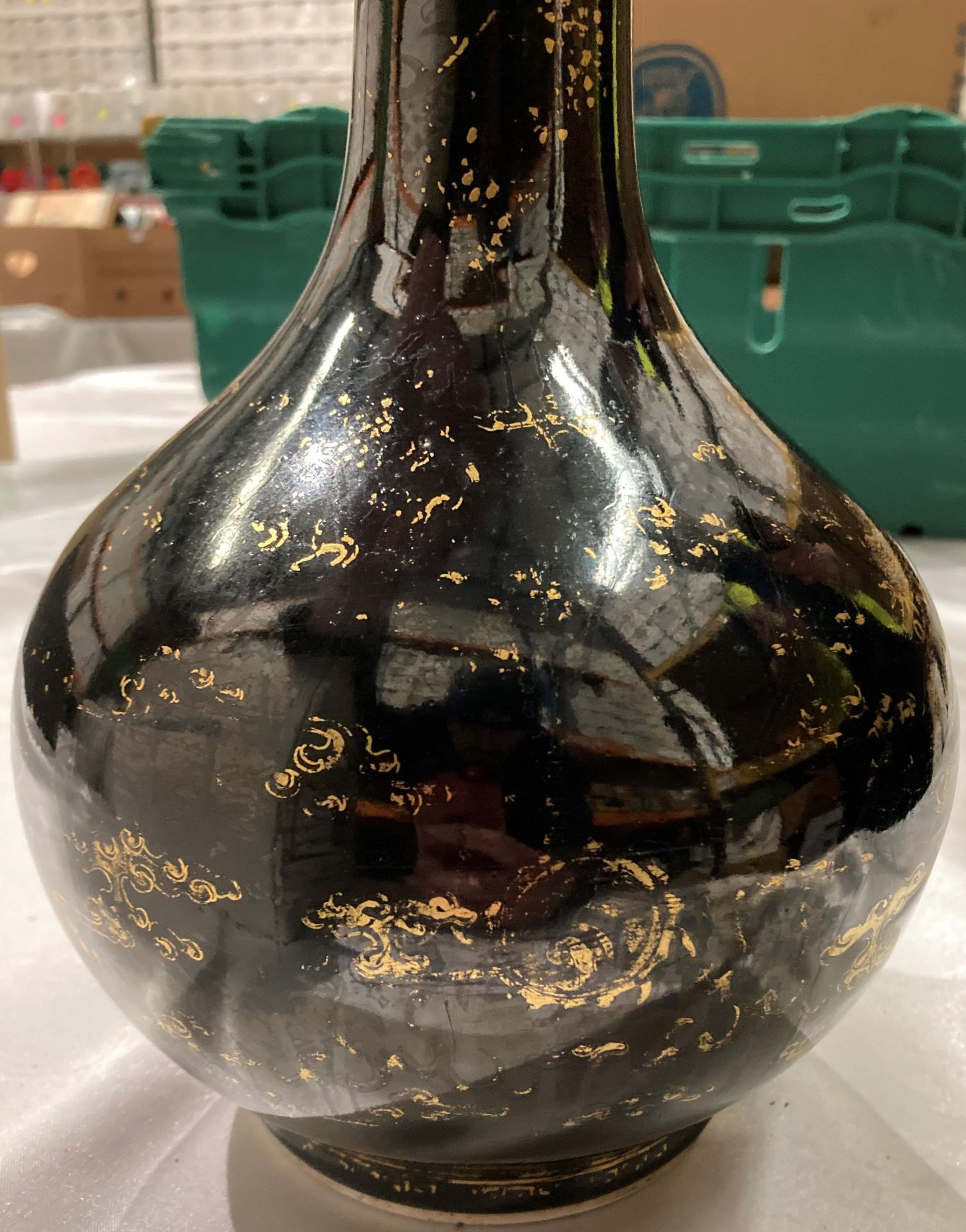 An early Kangxi black and gold dragon patterned vase with long neck and bud base with double circle - Image 9 of 11