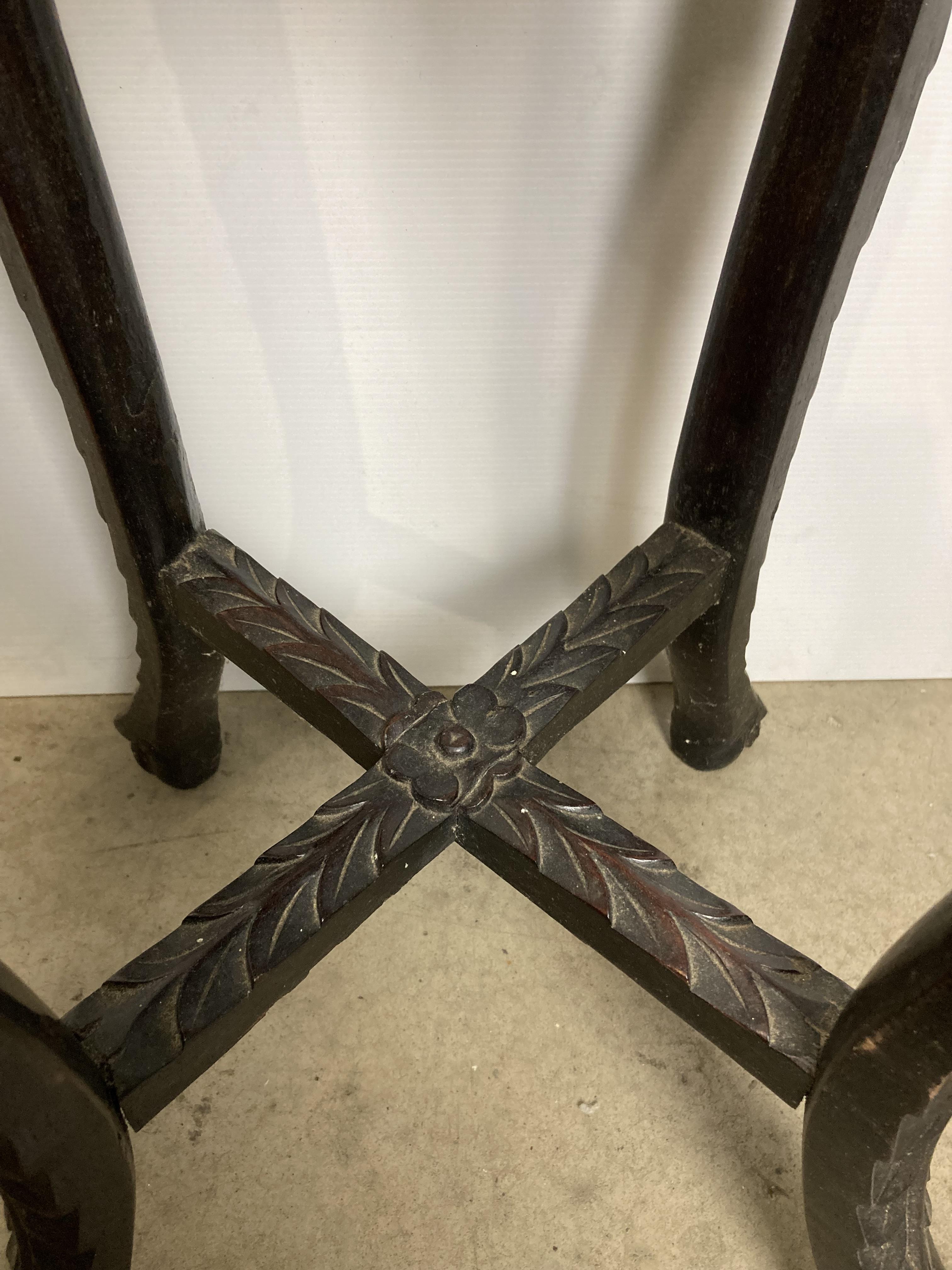 Oak hand-carved marble top Oriental plant stand/jardiniere with cross support to legs, - Image 4 of 4