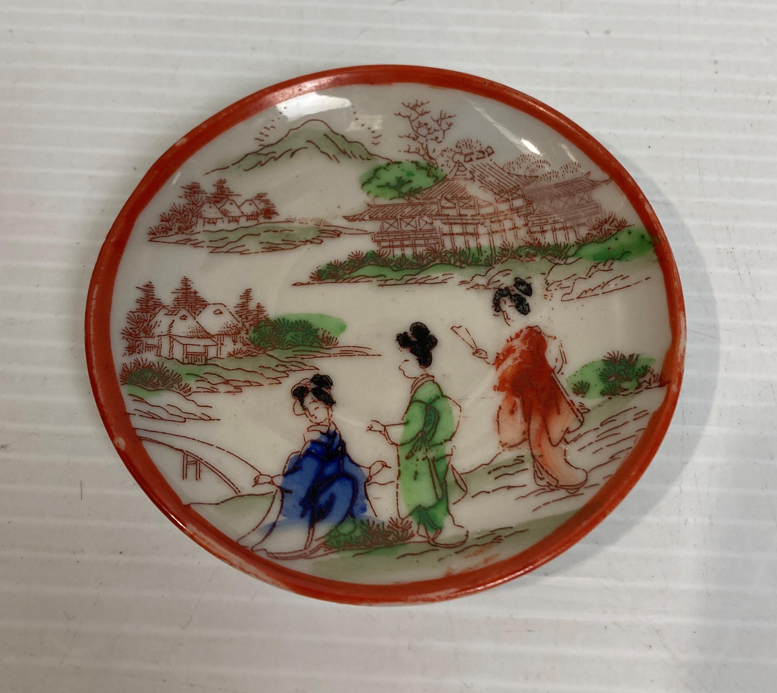 An Oriental hand-painted rice bowl in blue and white (chip to rim - 11cm diameter) and two assorted - Image 5 of 7