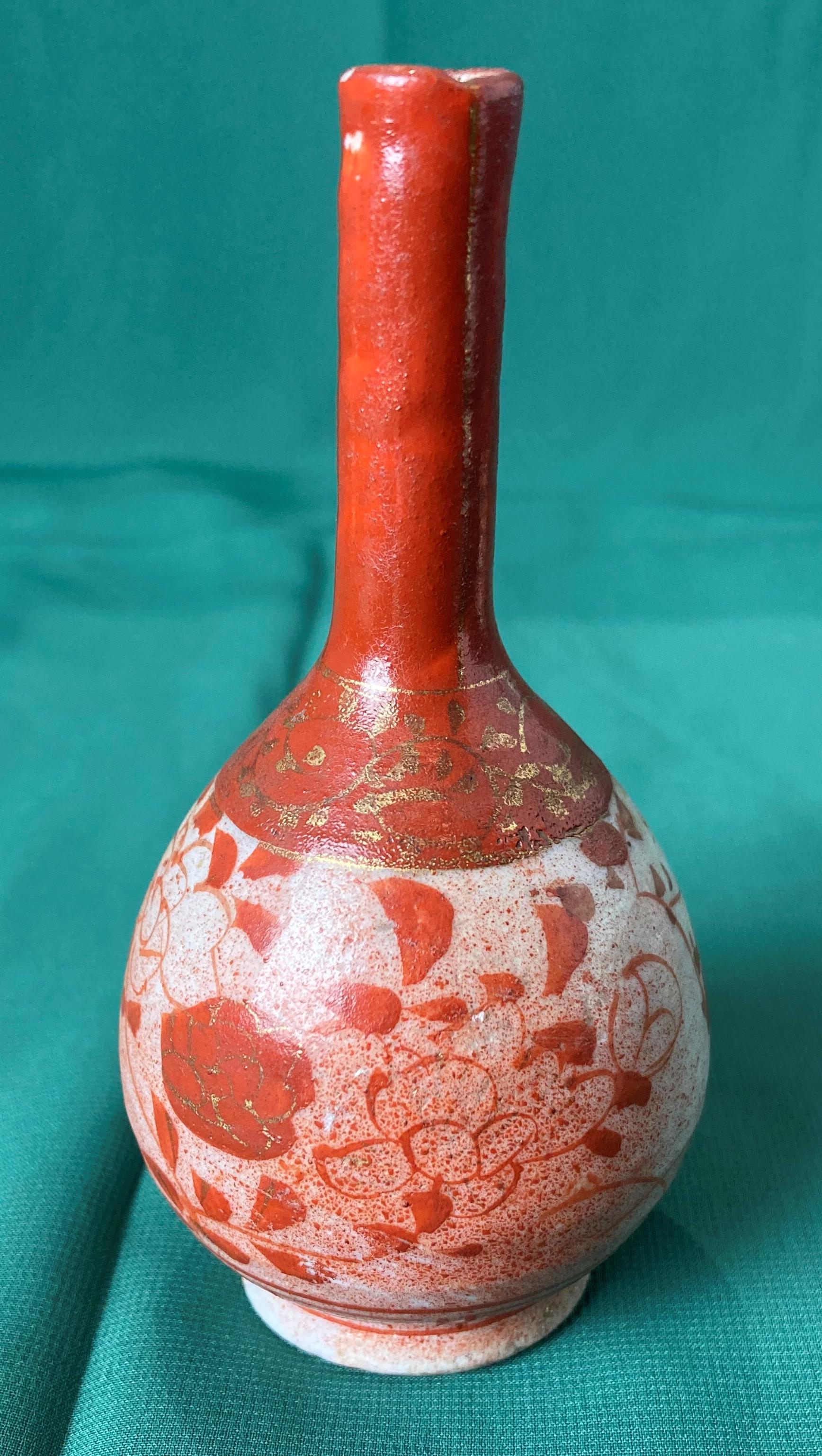 Three assorted Japanese Kutani small bud vases with long necks all decorated in floral design - Image 4 of 5