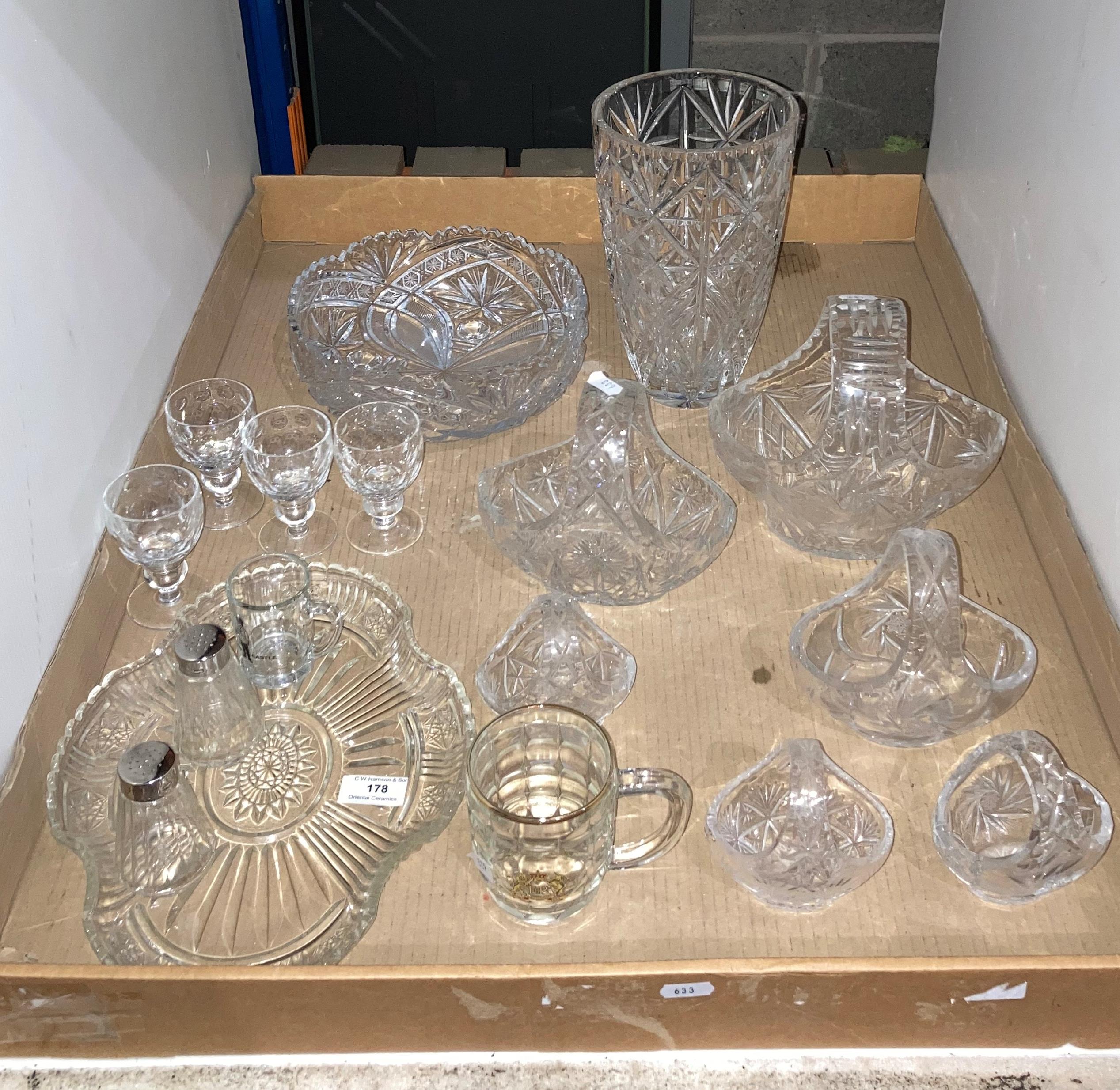 Contents to tray - seventeen assorted pieces of crystal and glassware including a vase, bowl,