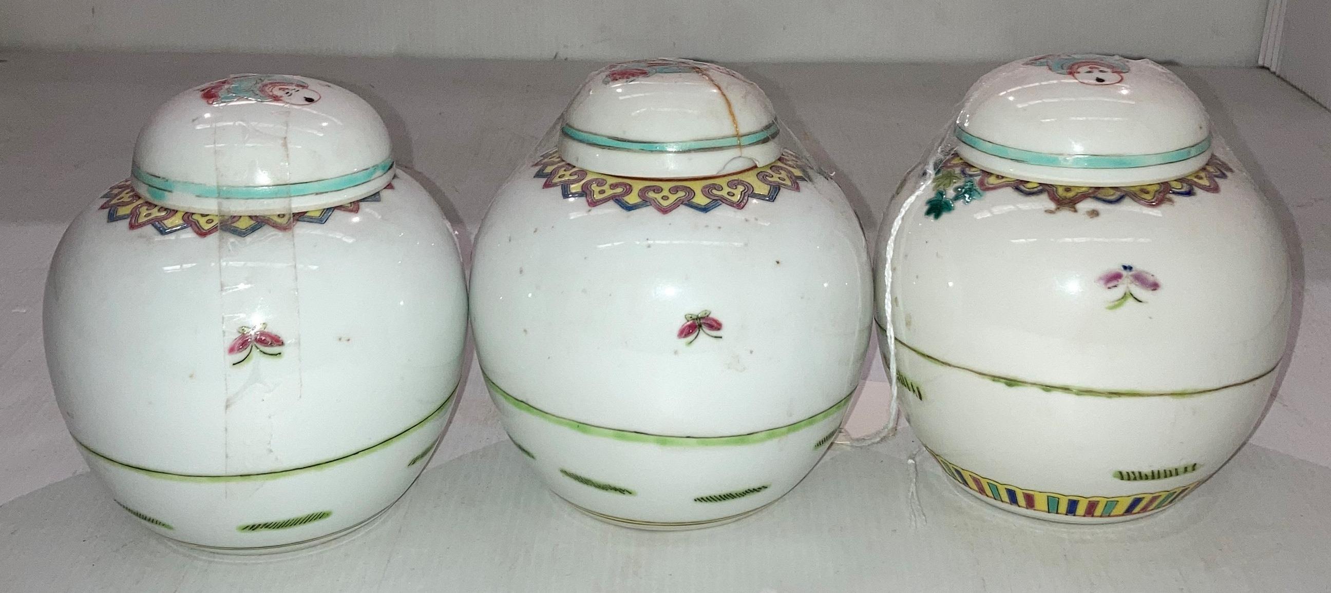 Set of three vintage Famille Rose hand-painted ginger jars (one with repaired lid), 12. - Image 2 of 4