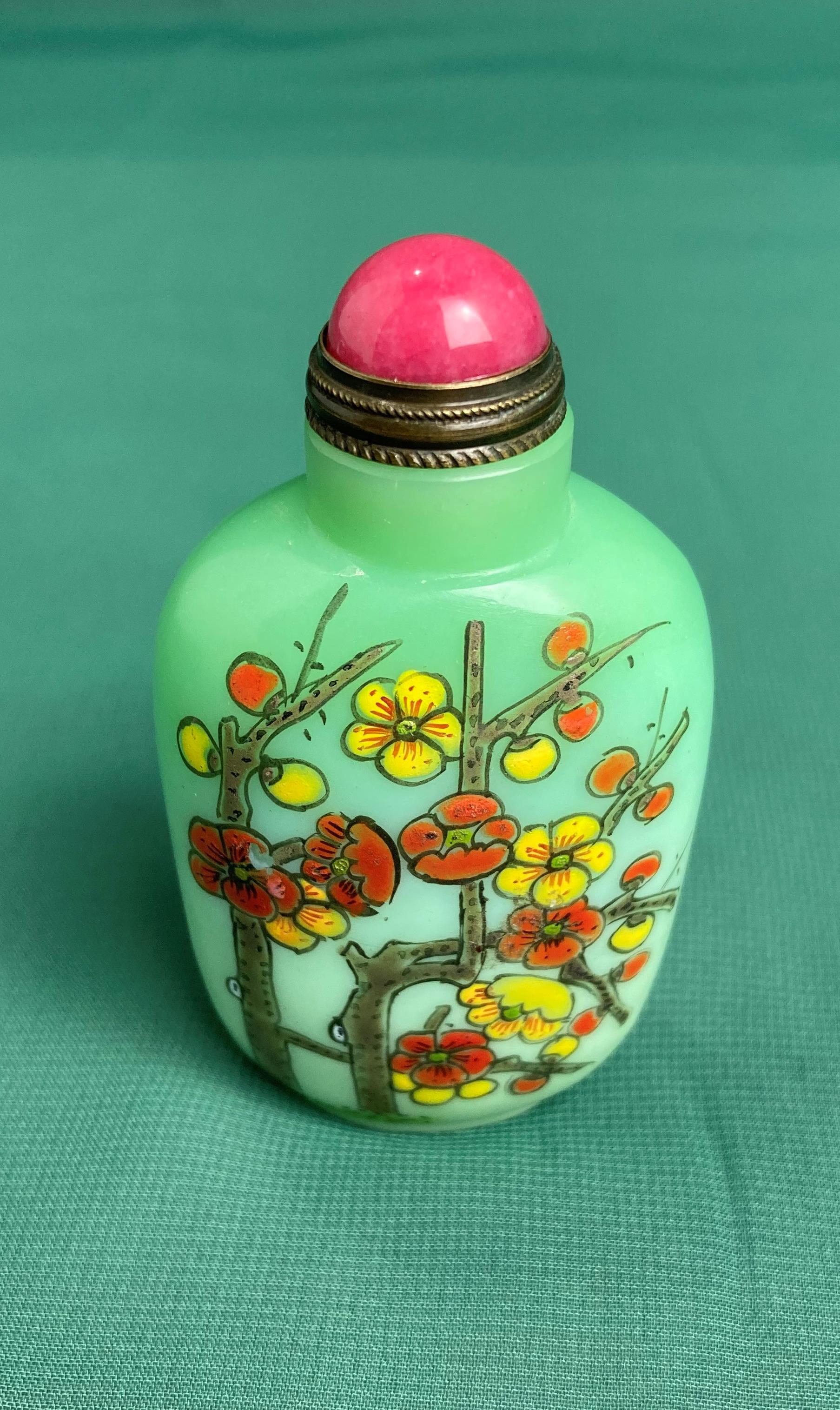 Oriental green glass hand-painted snuff bottle with spoon and stopper decorated with floral design - Image 2 of 5