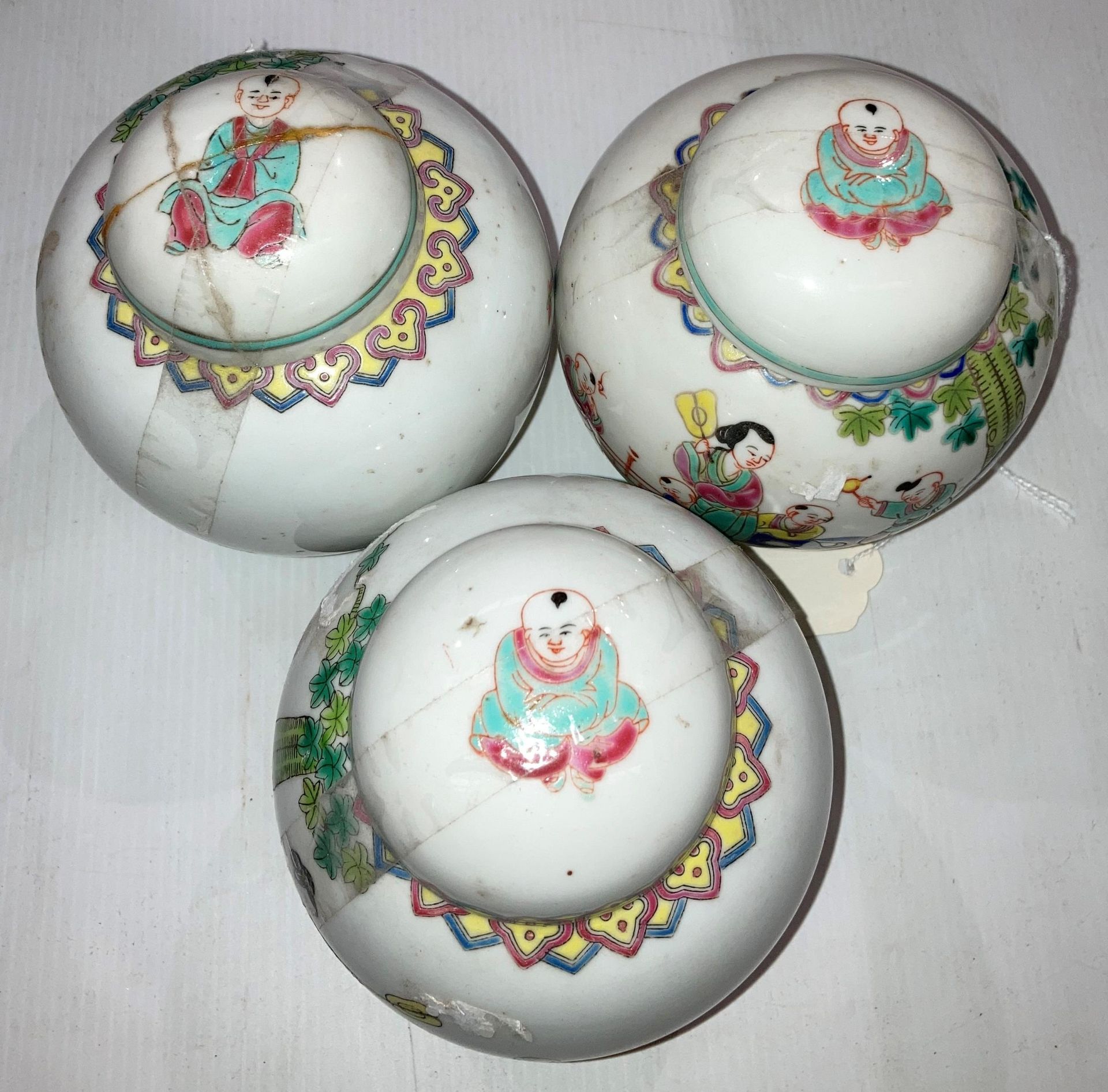 Set of three vintage Famille Rose hand-painted ginger jars (one with repaired lid), 12. - Image 3 of 4