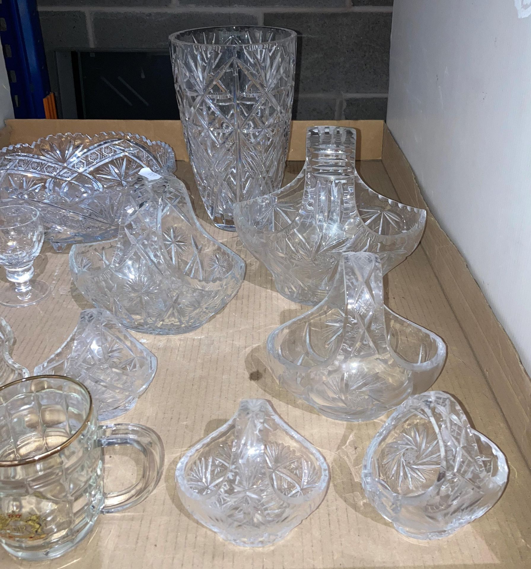 Contents to tray - seventeen assorted pieces of crystal and glassware including a vase, bowl, - Image 3 of 3