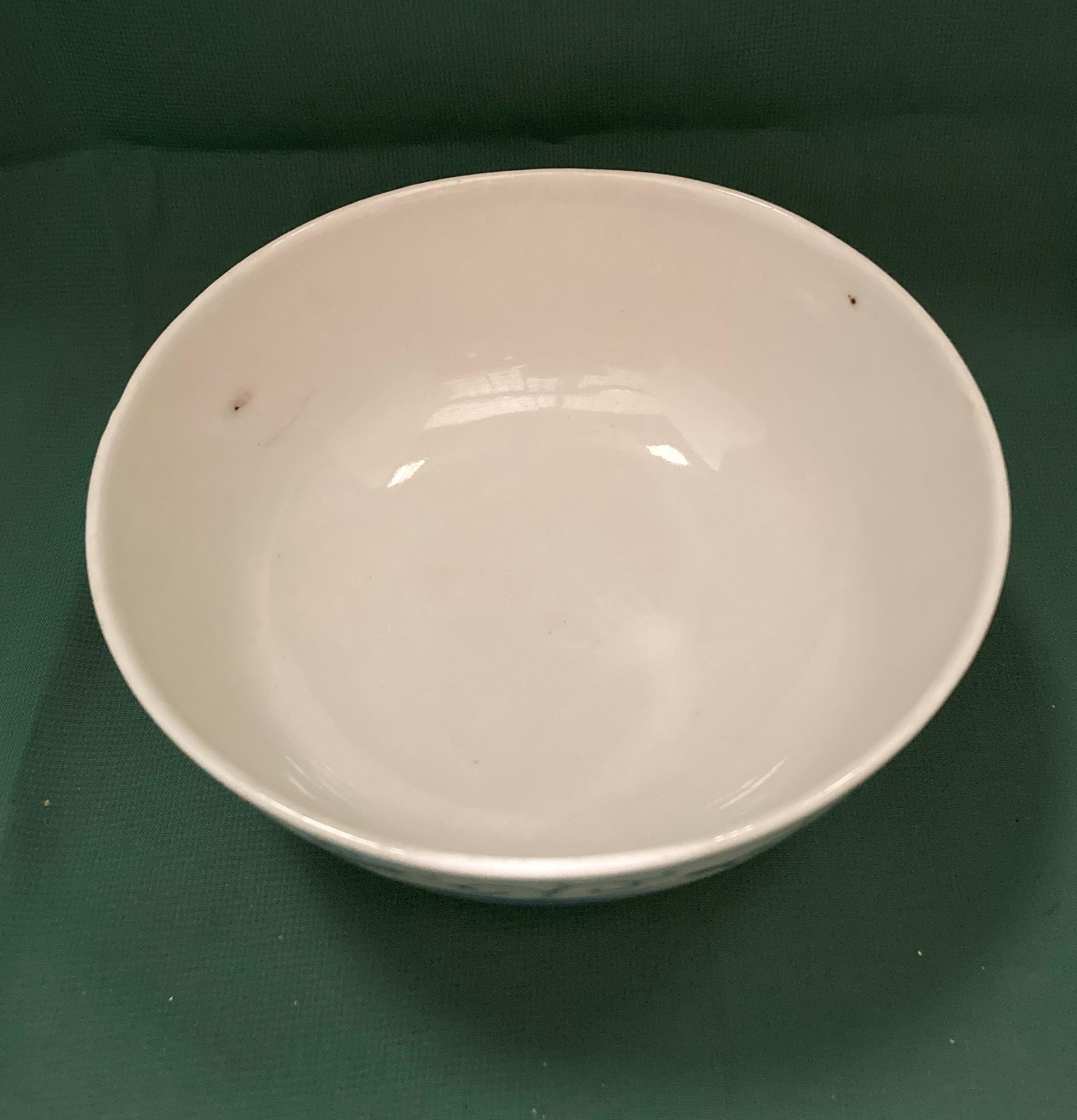 An antique blue and white Oriental porcelain bowl with three golden pheasants and symbol to base in - Image 4 of 5