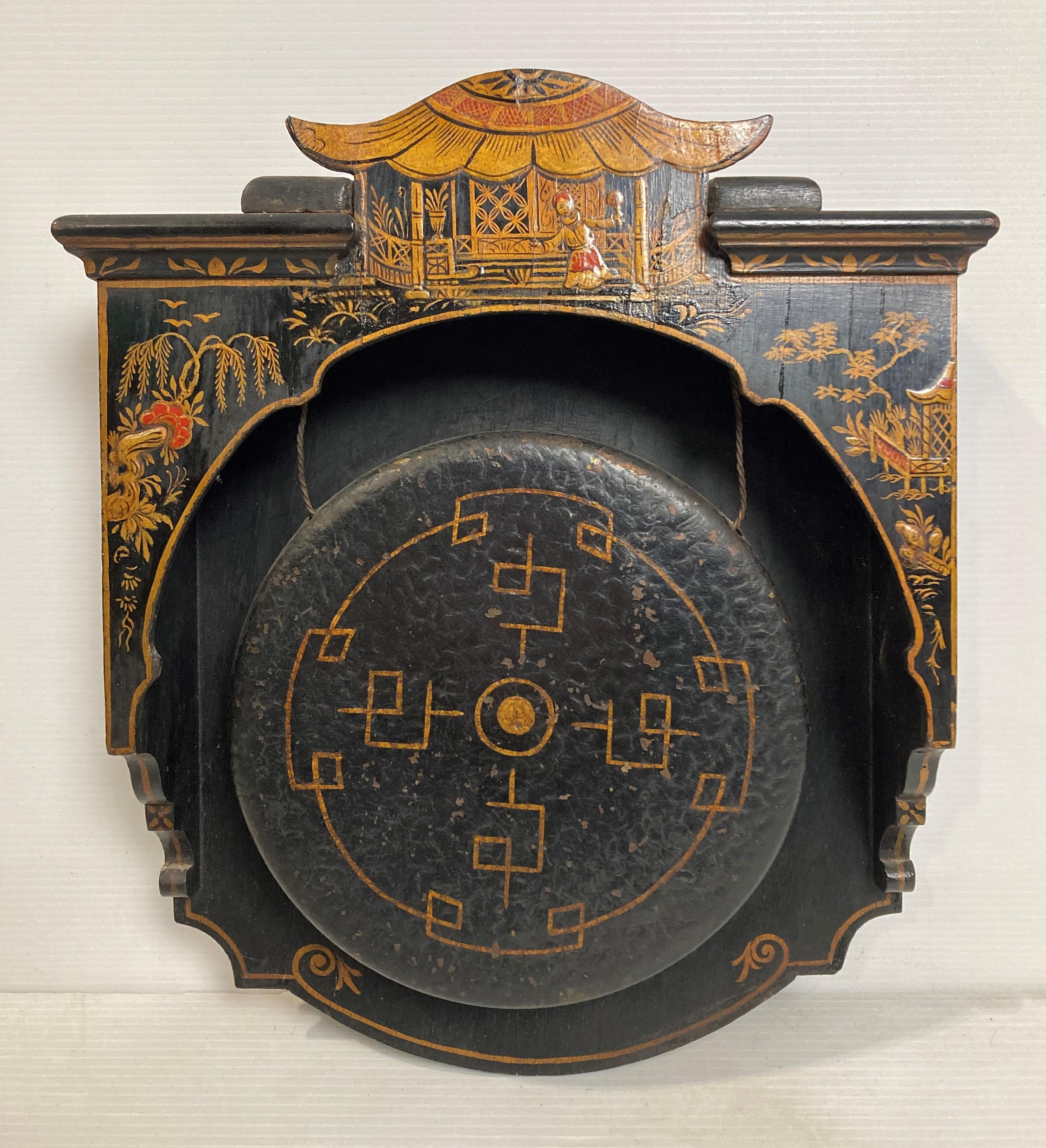 Oriental ebony dinner gong with gold and red detailing, - Image 2 of 4