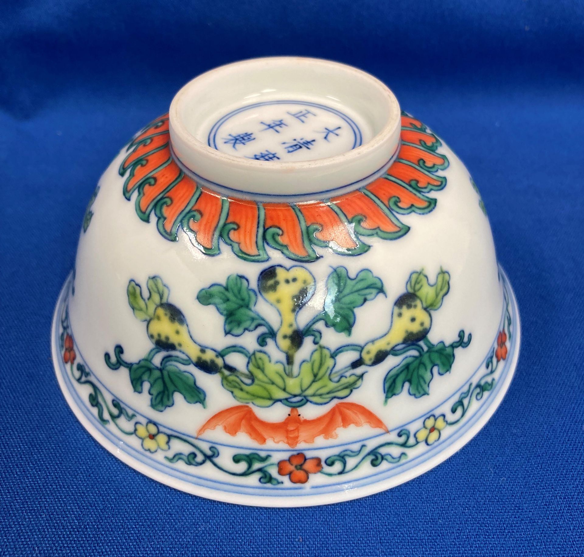 An antique Chinese Doucai hand-painted bowl with foliage design and markers mark to base - Qing - Image 6 of 13