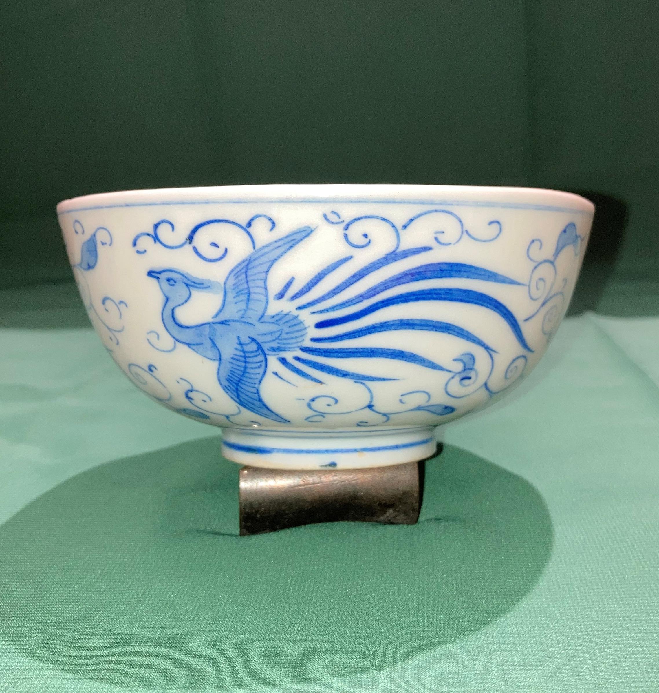 An antique blue and white Oriental porcelain bowl with three golden pheasants and symbol to base in - Image 2 of 5