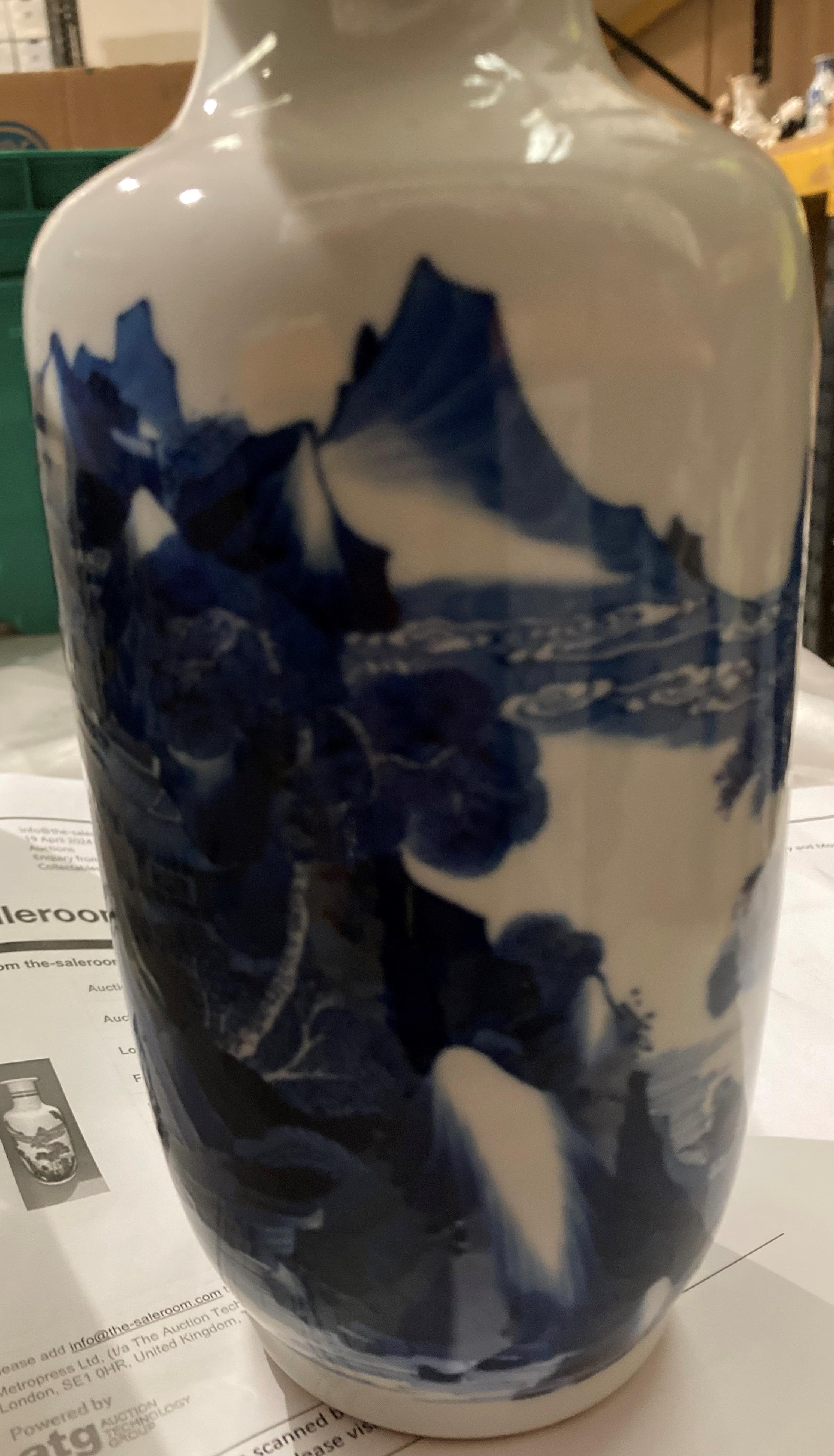 An early Oriental blue and white hand-painted vase with makers 'six' symbol stamp in double circle - Image 10 of 19