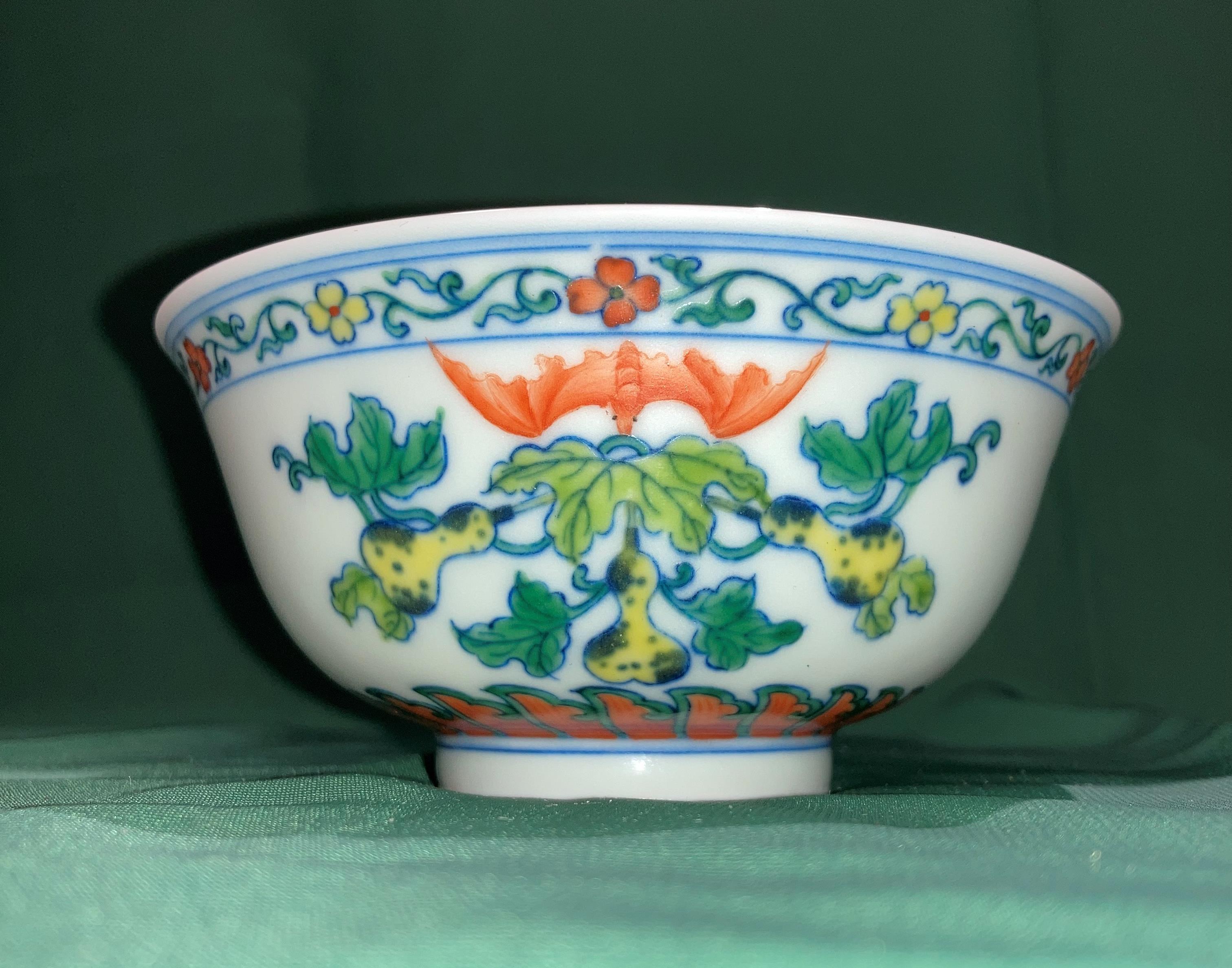 An antique Chinese Doucai hand-painted bowl with foliage design and markers mark to base - Qing - Image 4 of 13