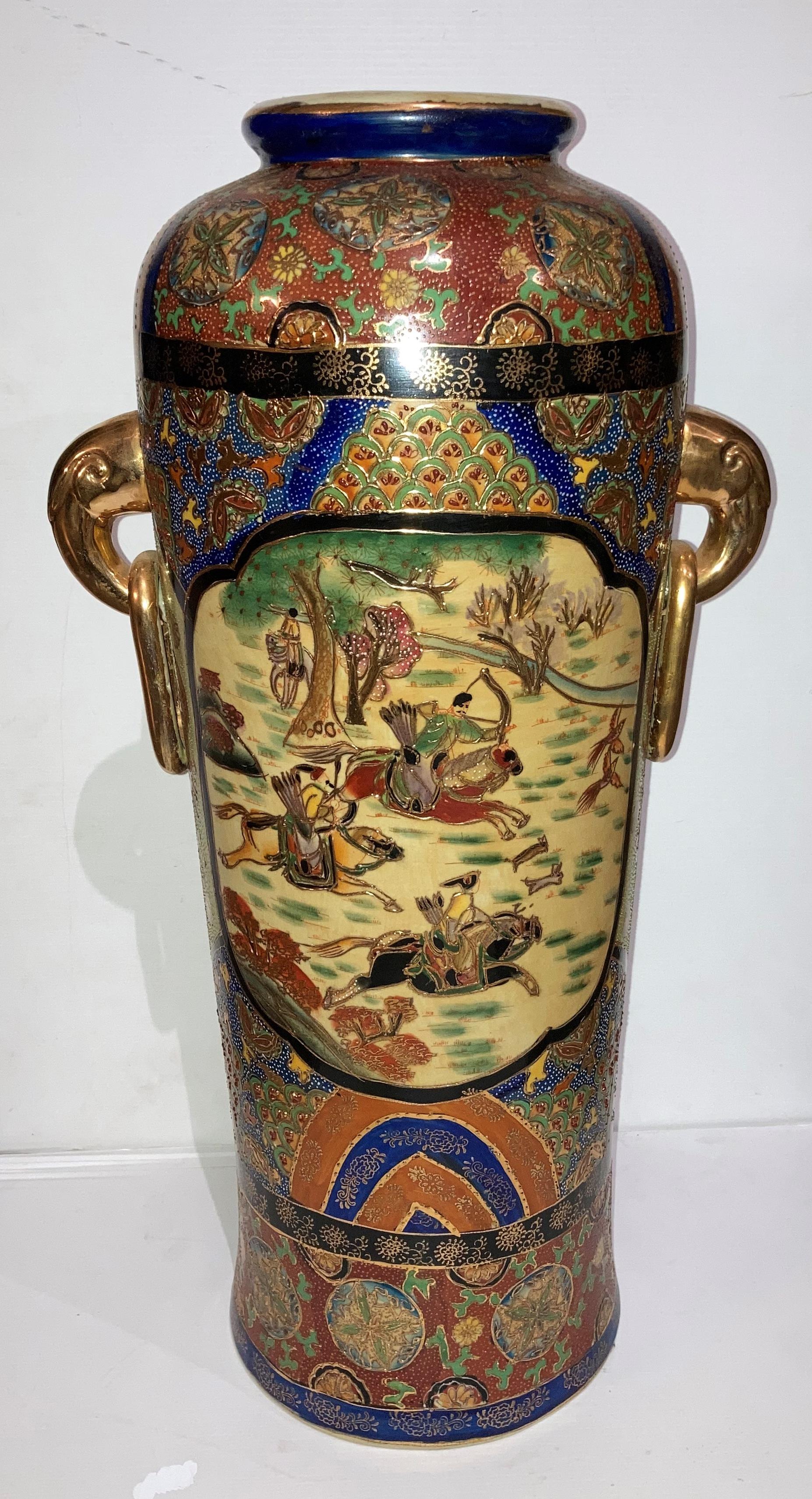 A large Oriental hand-painted Satsuma vase with hunting scene and gold-coloured lugs, - Bild 3 aus 5