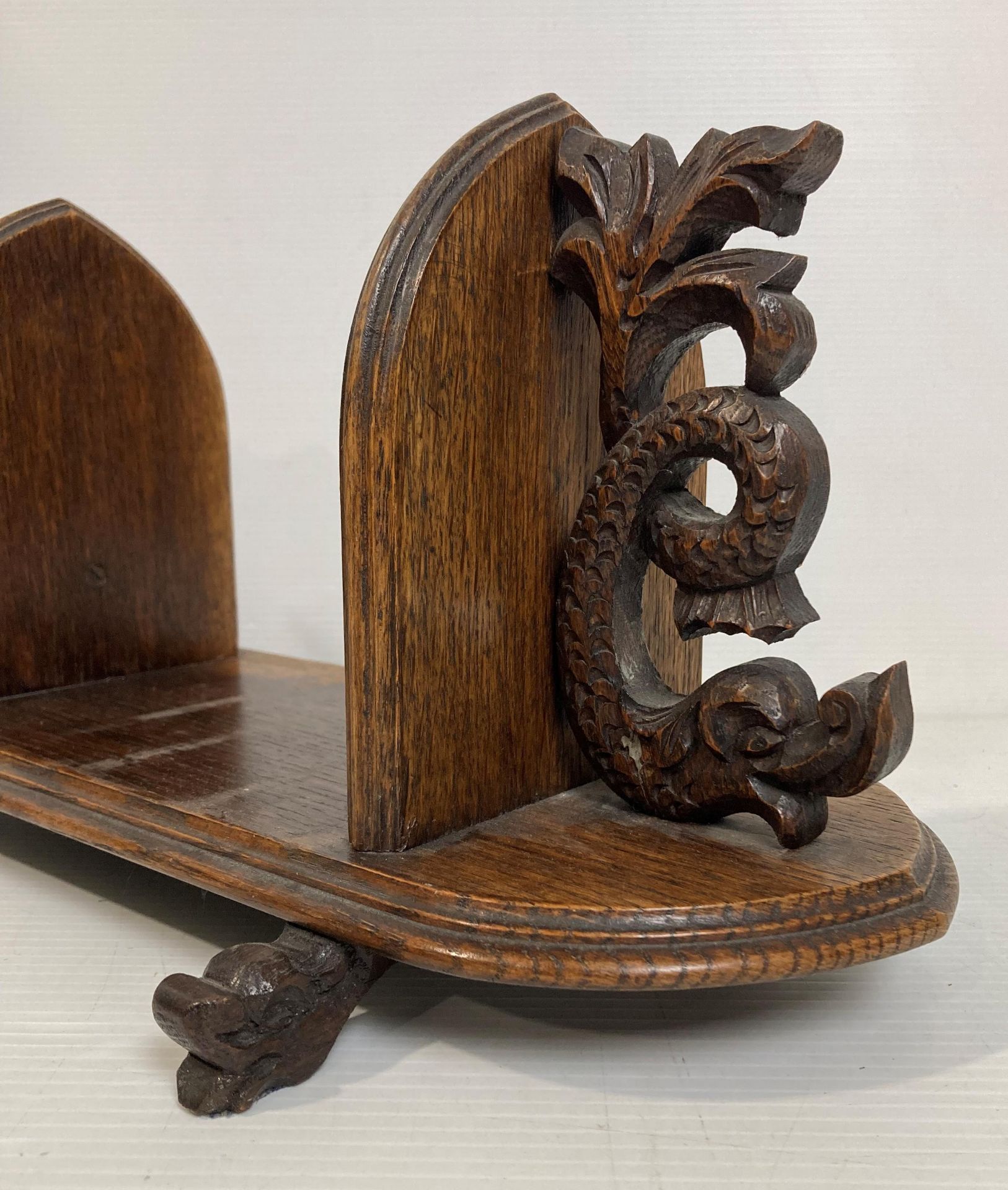 An oak Oriental table-top book rack with dragon ends, - Image 2 of 6