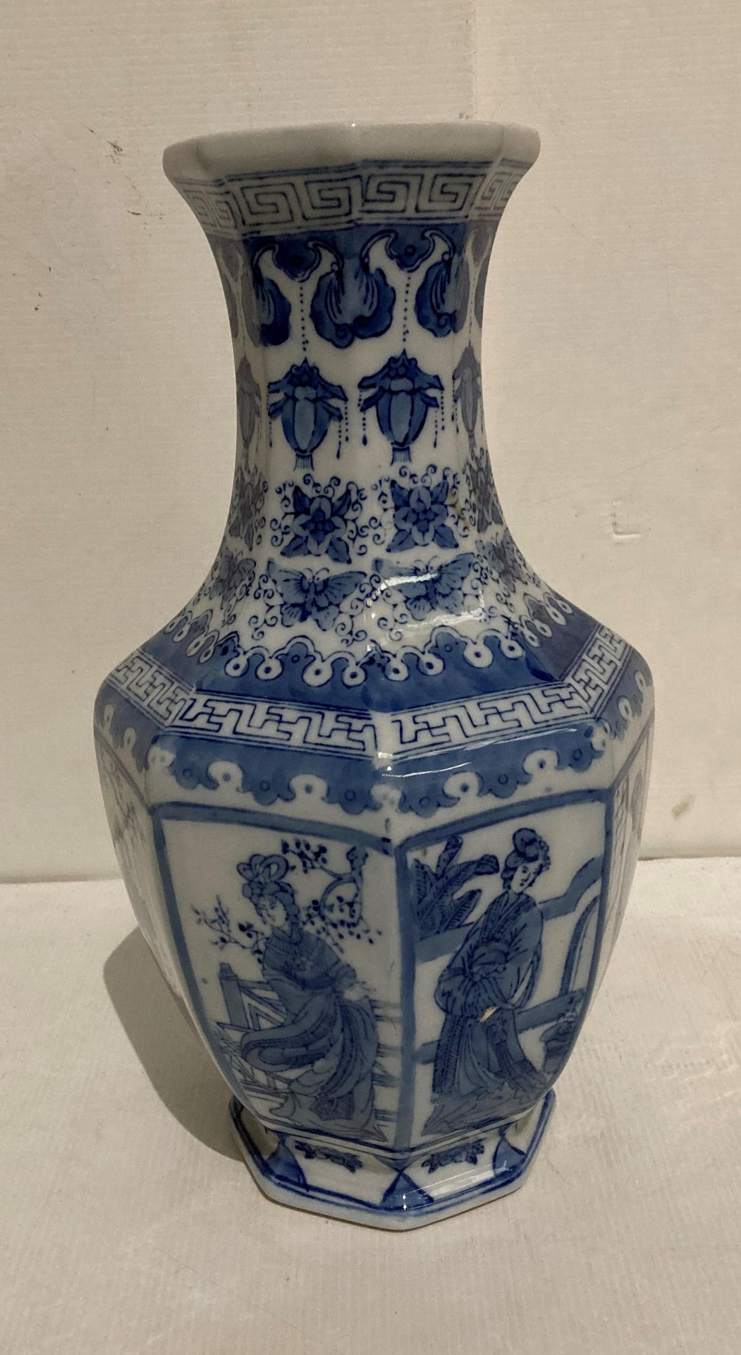 Octagonal Chinese blue and white vase (36cm high) with hand-painted Geishas,