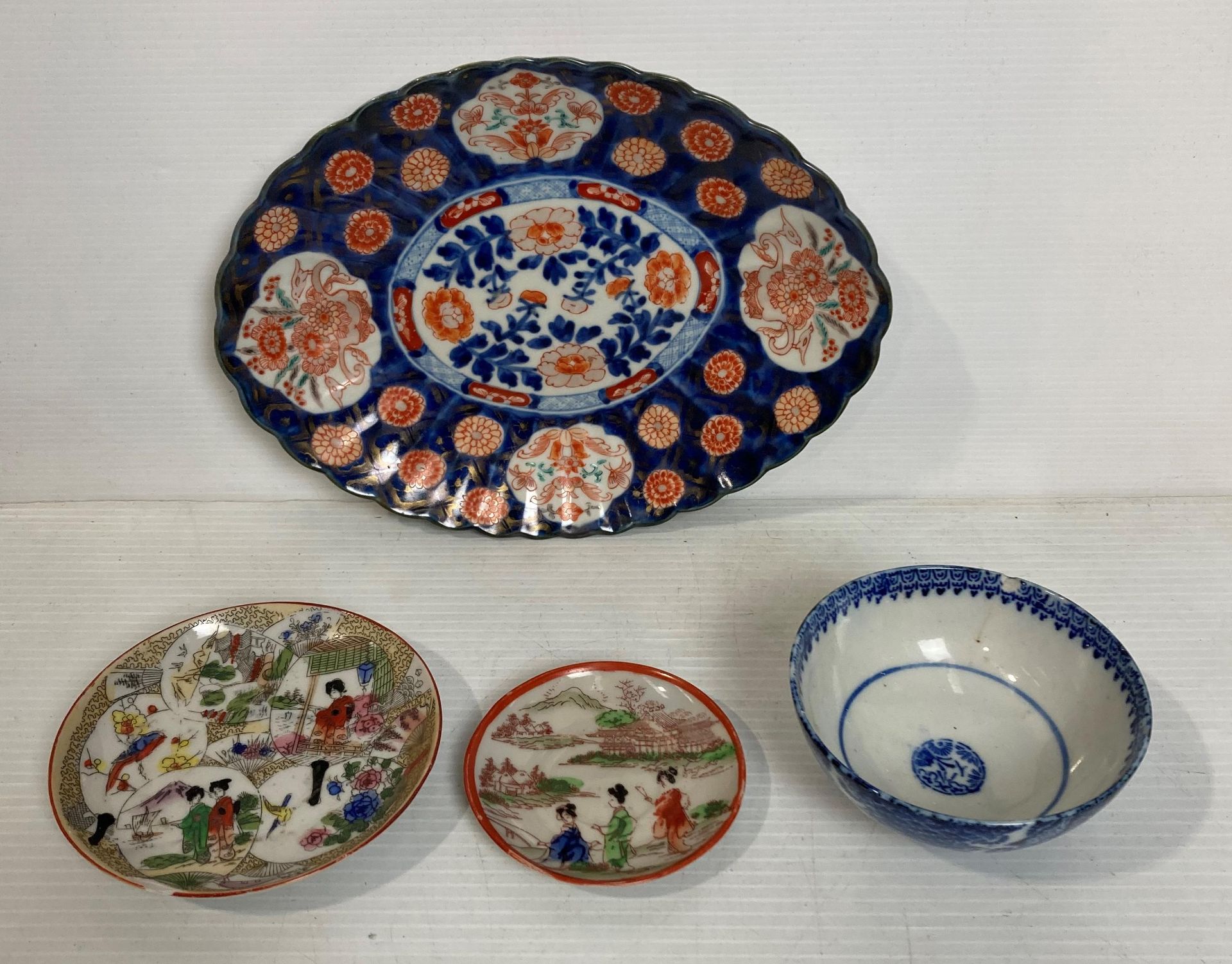 An Oriental hand-painted rice bowl in blue and white (chip to rim - 11cm diameter) and two assorted