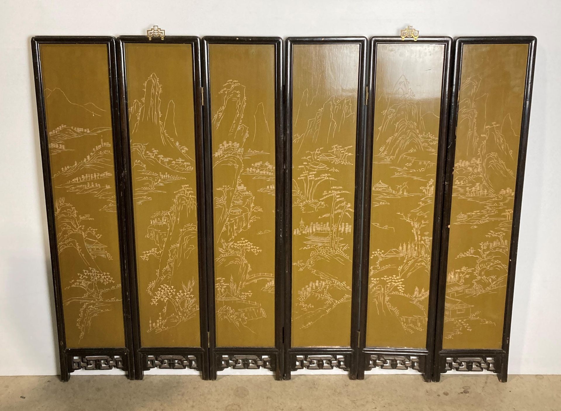 A Mid-Century Oriental six-panel folding screen with soap stone display to each panel and etching - Image 10 of 13