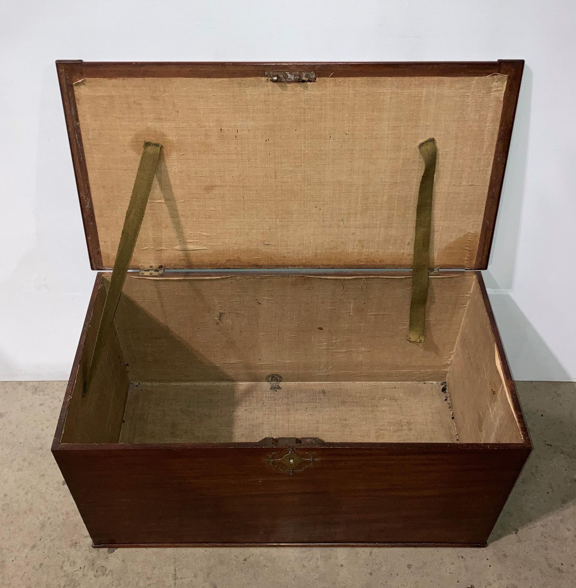 Mahogany lift-top storage chest with brass handles and brass key hole protector, - Image 2 of 4