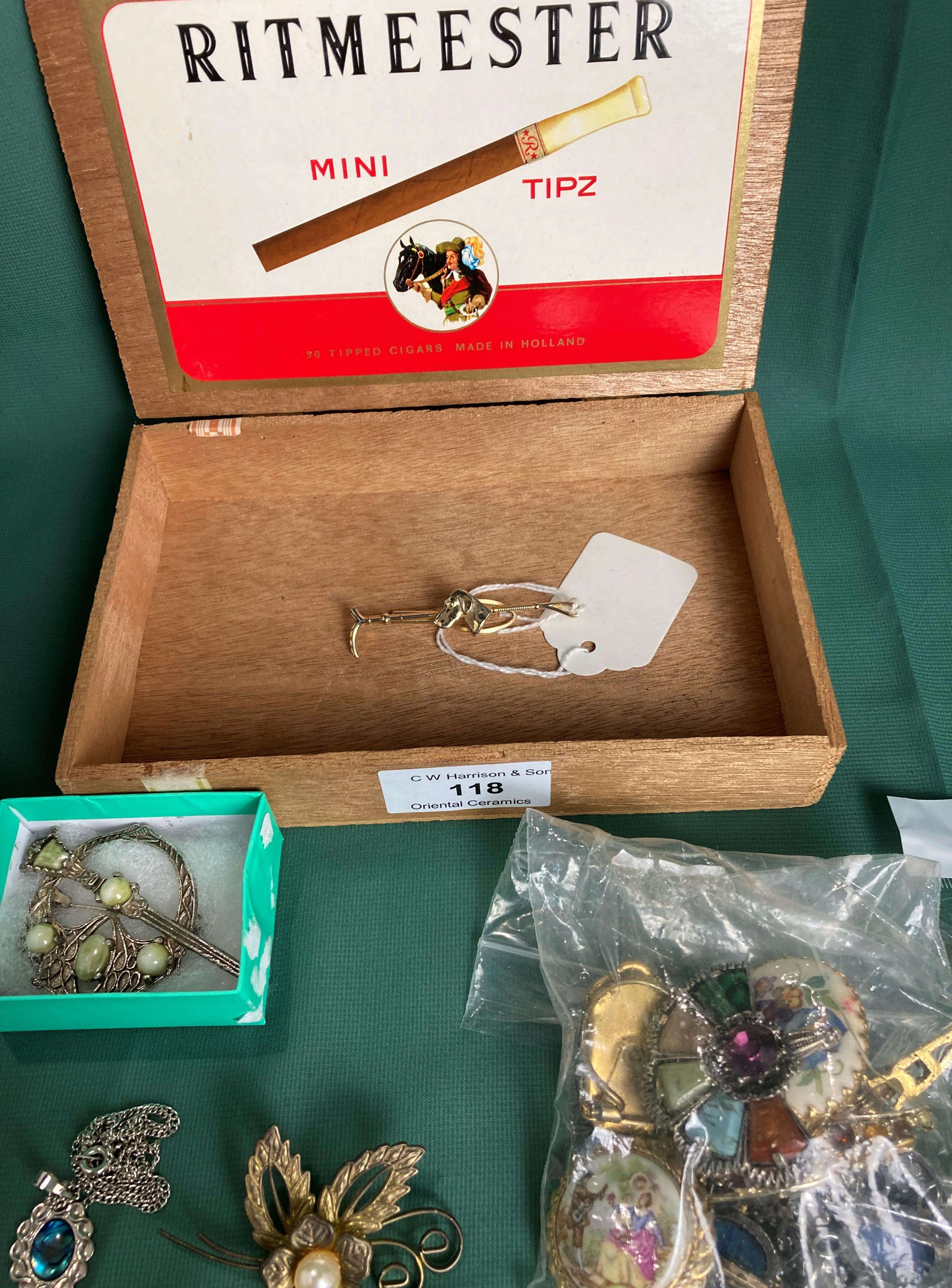 Contents to cigar box - assorted costume jewellery including Scottish brooches, chains, - Bild 4 aus 4