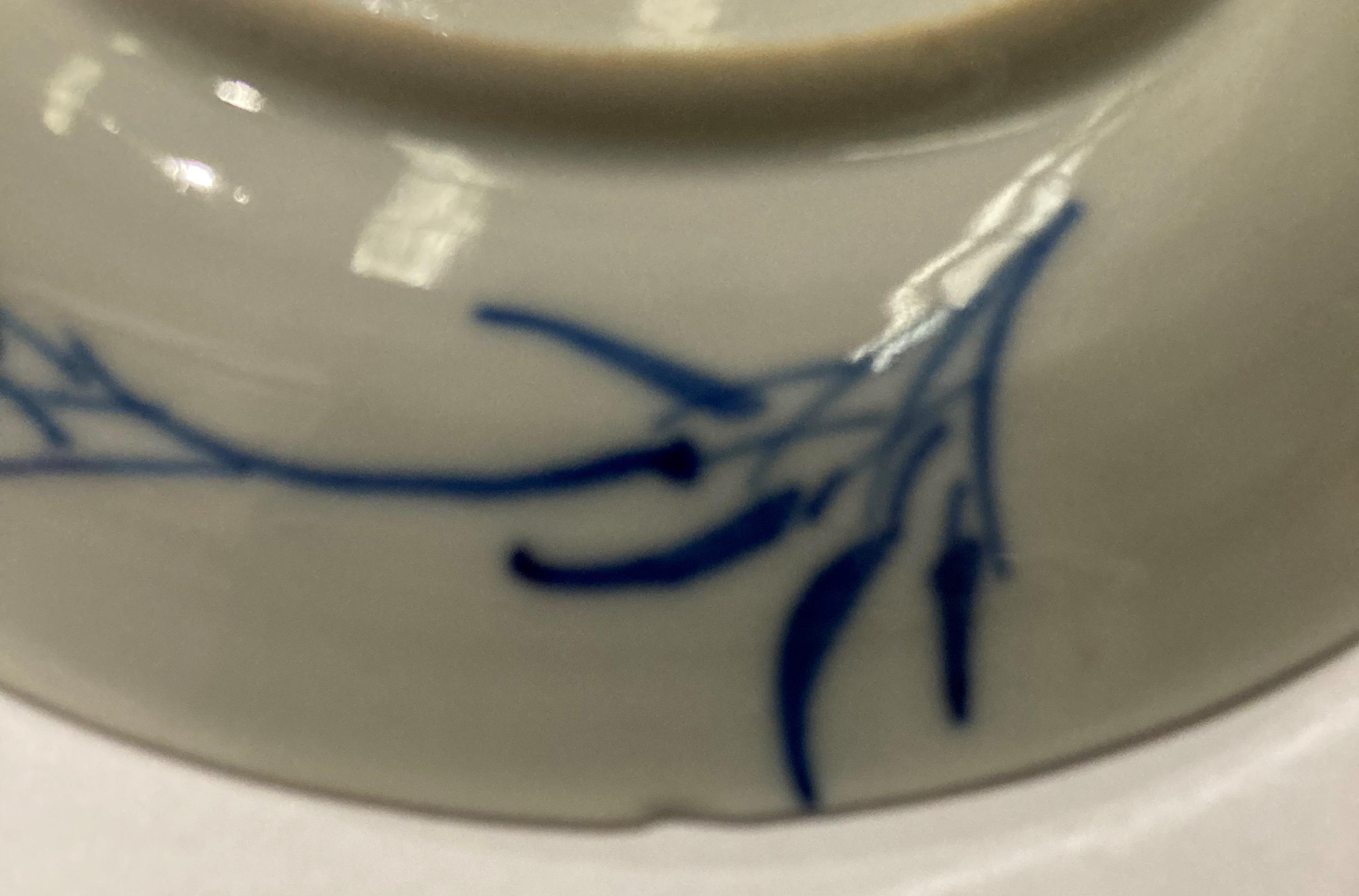 Rare antique blue and white Kangxi Chinese porcelain small plate (Circa 1680) with riding horsemen - Image 5 of 7