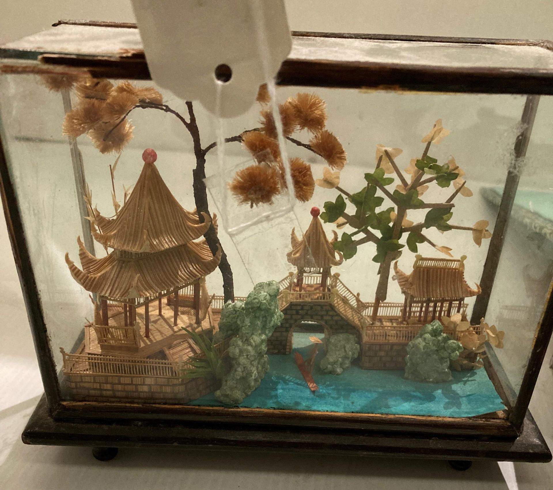 20th Century lacquered hardwood table screen with embroidered silk with pandas and a Chinese glass - Image 2 of 3