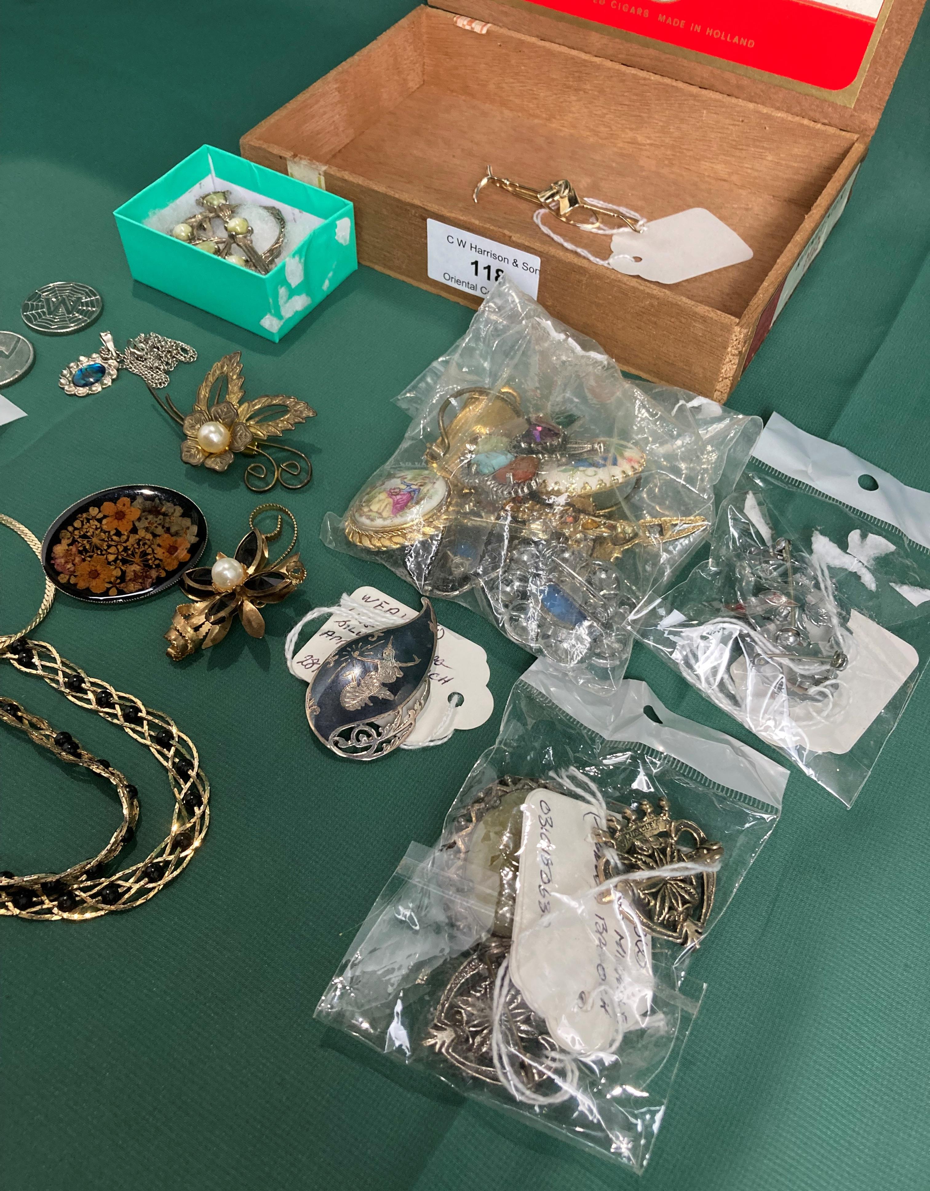 Contents to cigar box - assorted costume jewellery including Scottish brooches, chains, - Bild 3 aus 4