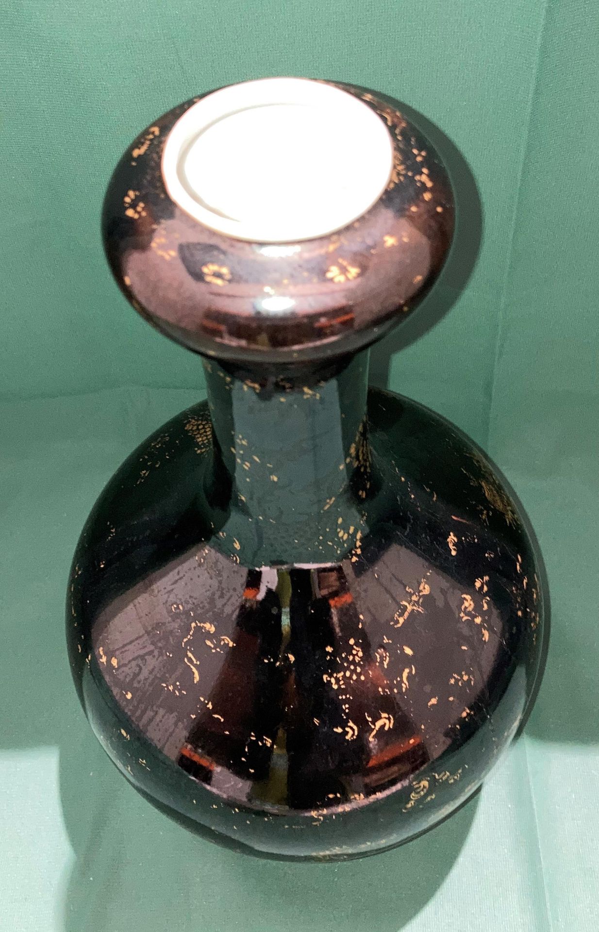 An early Kangxi black and gold dragon patterned vase with long neck and bud base with double circle - Image 3 of 11