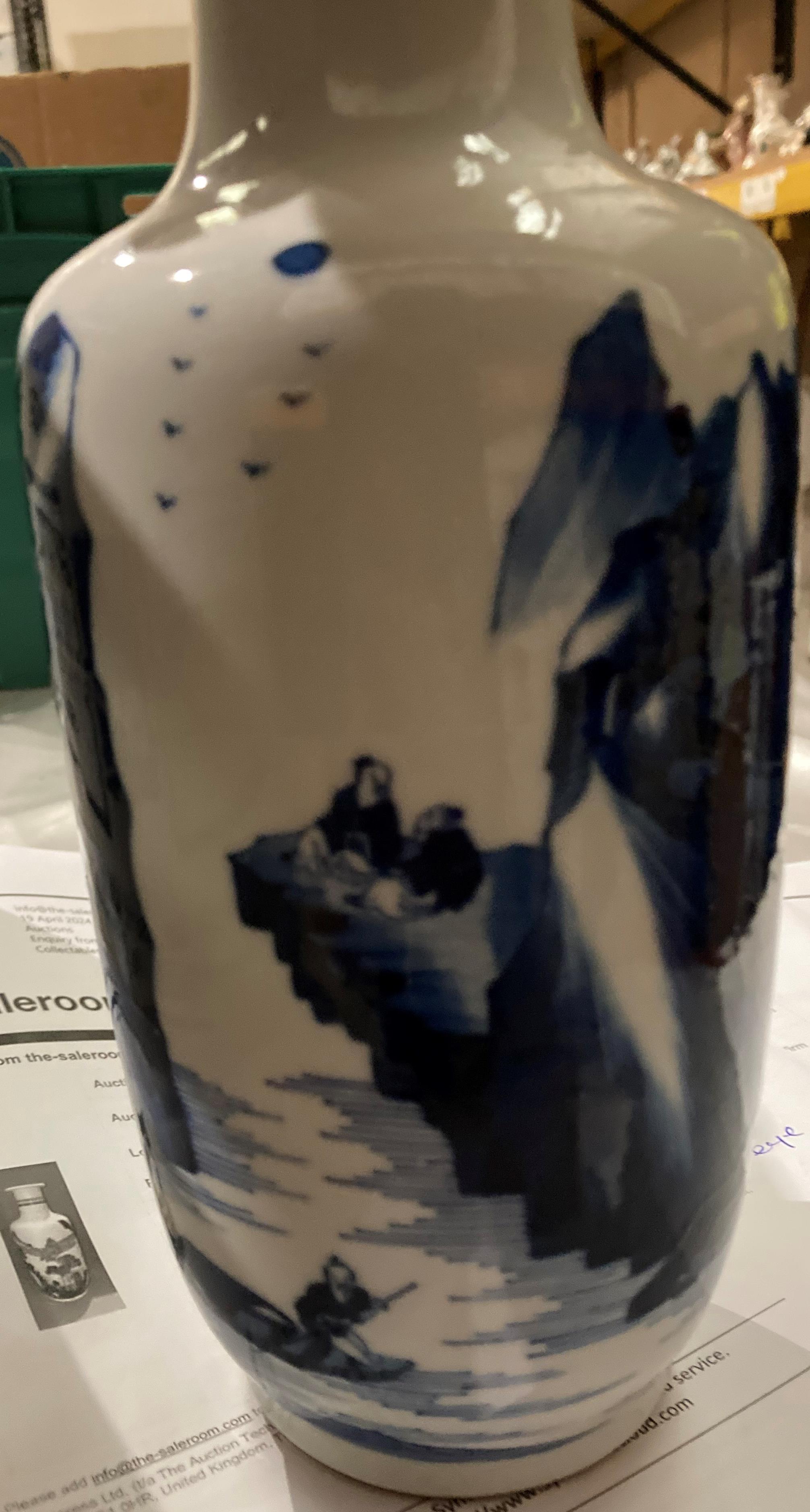 An early Oriental blue and white hand-painted vase with makers 'six' symbol stamp in double circle - Image 11 of 19