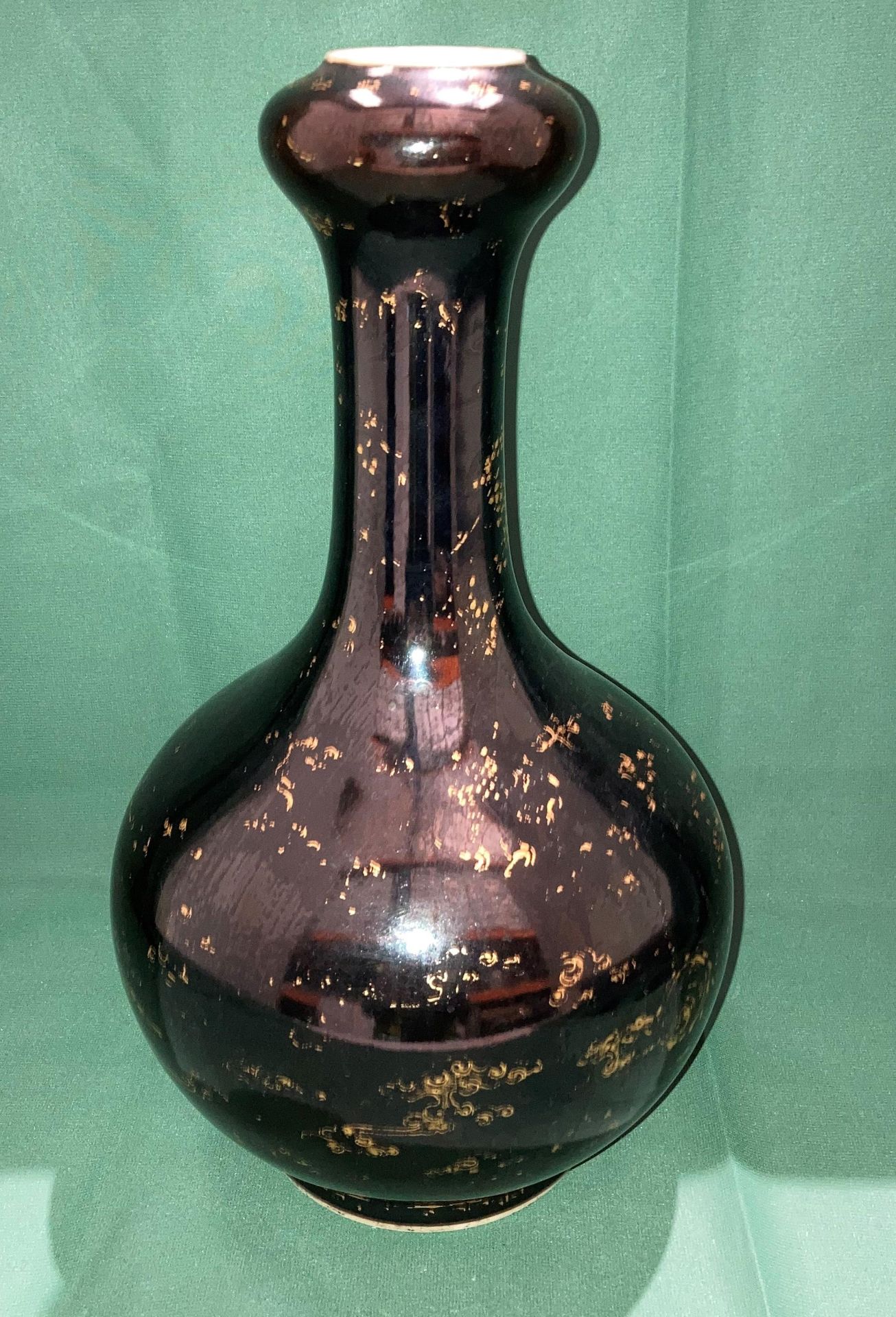 An early Kangxi black and gold dragon patterned vase with long neck and bud base with double circle - Image 2 of 11
