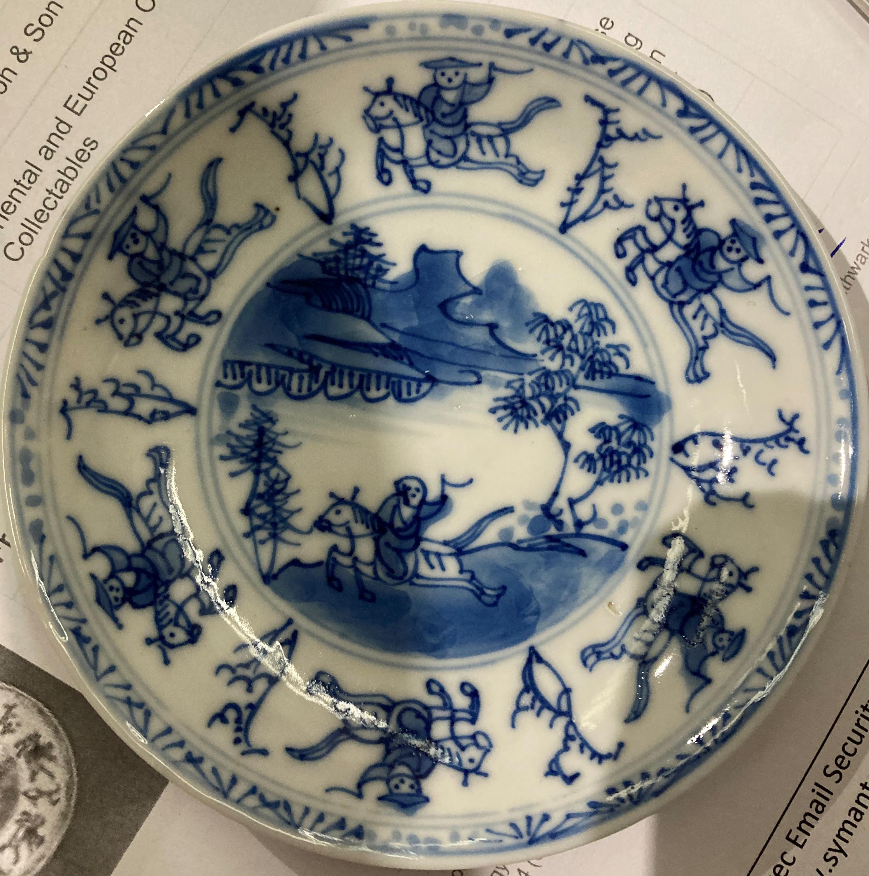 Rare antique blue and white Kangxi Chinese porcelain small plate (Circa 1680) with riding horsemen - Image 7 of 7