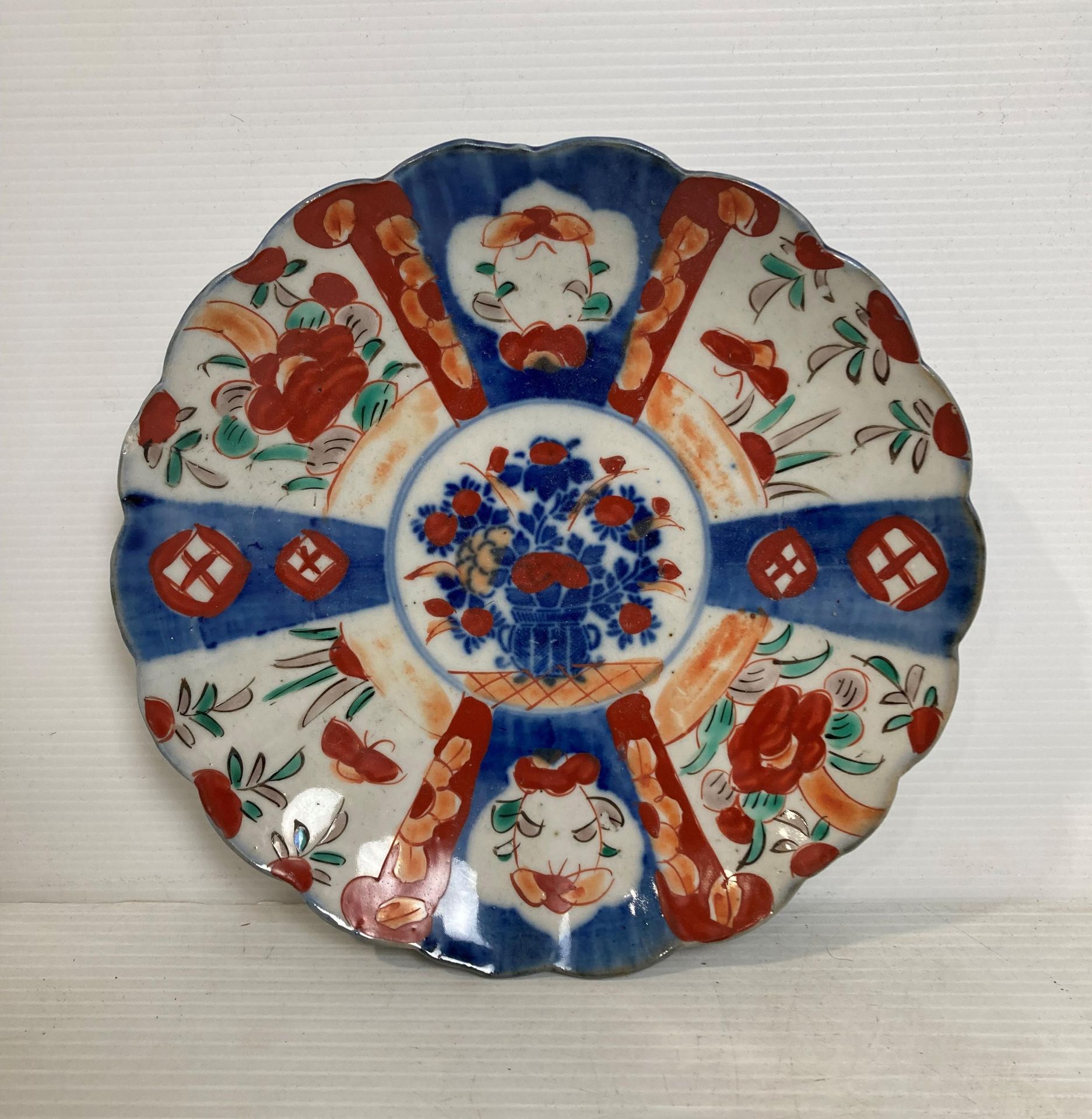 Two Oriental hand-painted Imari pattern scalloped plates, 21.5cm diameter and 24. - Image 3 of 5