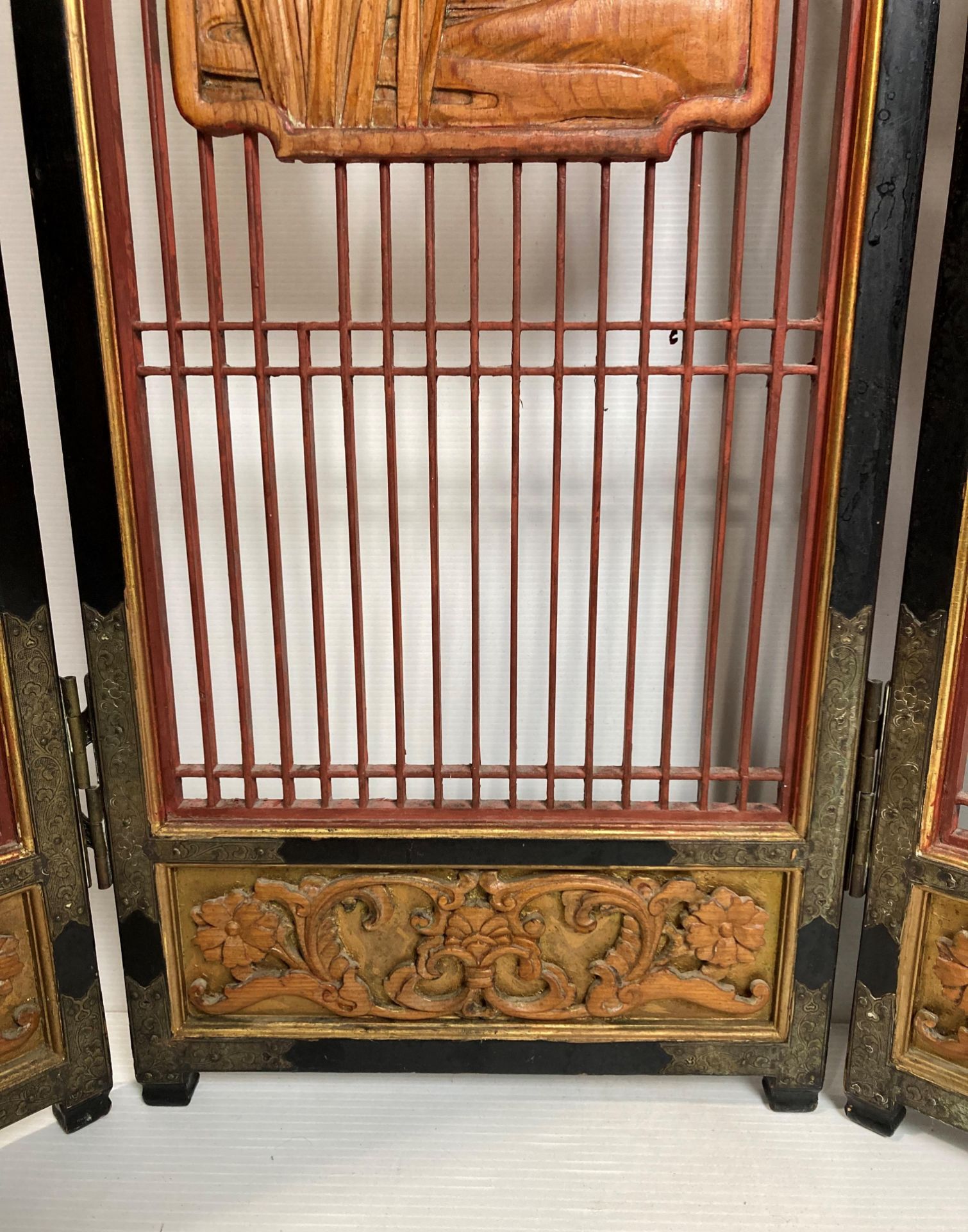 An Oriental wooden triple display screen with three hand-carved bird panels and etched detailed - Image 9 of 9