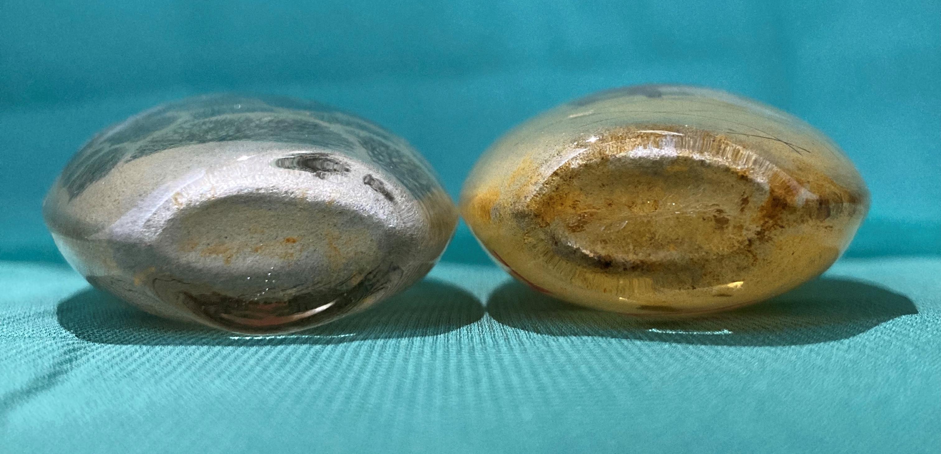 Two glass internal hand-painted snuff bottles, each 9. - Image 5 of 6