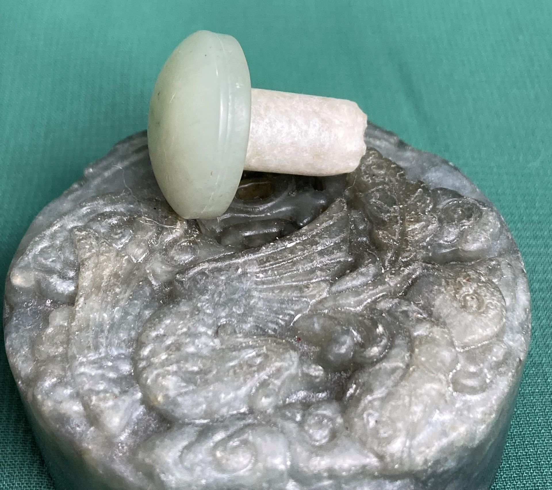 Two assorted jade/jadeite carved snuff bottle stoppers (only one spoon), 5.5cm and 6. - Image 7 of 7