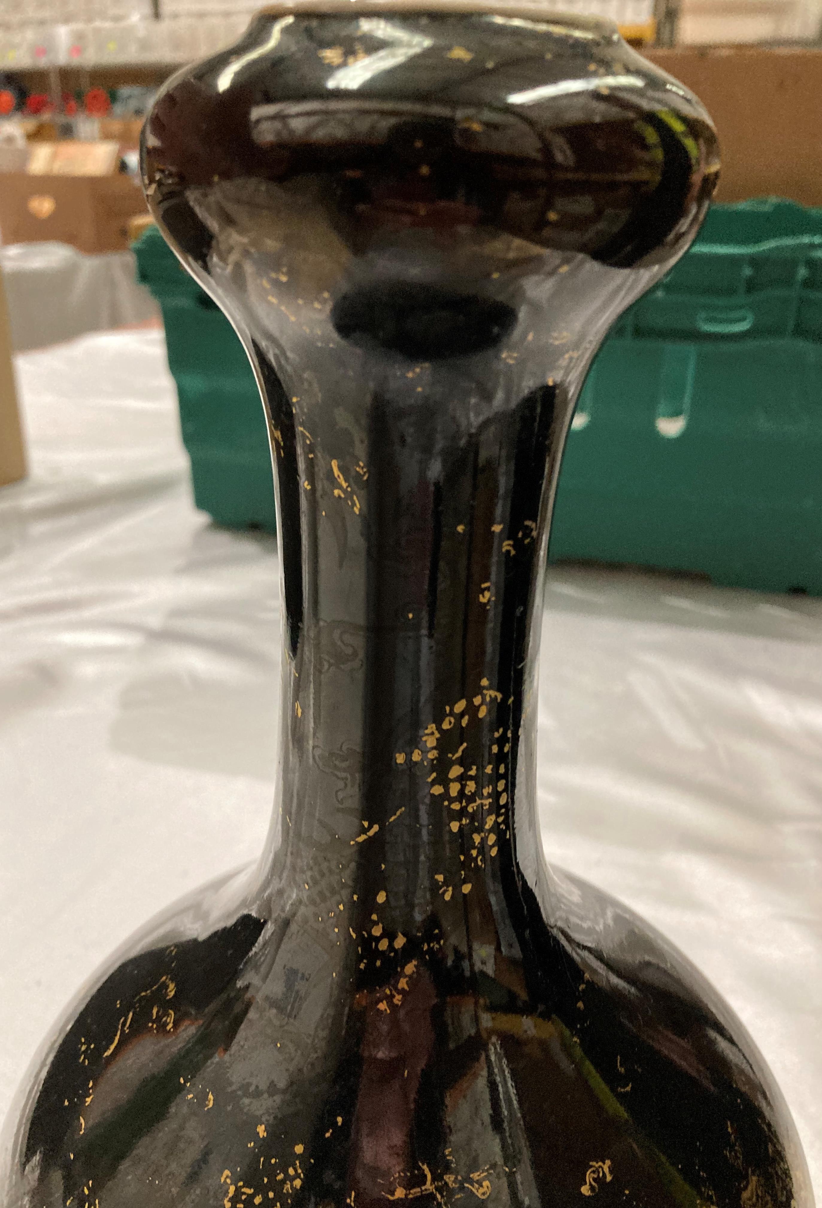 An early Kangxi black and gold dragon patterned vase with long neck and bud base with double circle - Image 10 of 11