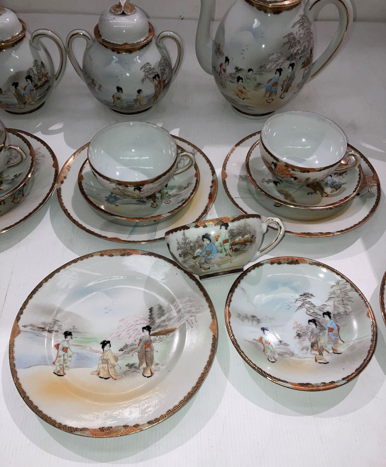 A vintage 21-piece Japanese Kutani-ware tea service with hand-painted Geisha scene - set includes 6 - Image 3 of 6