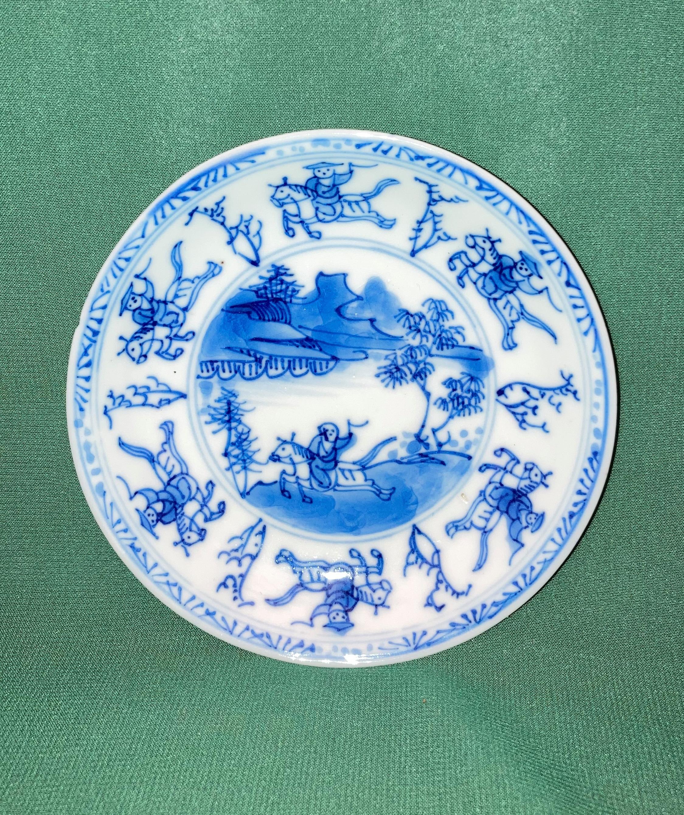 Rare antique blue and white Kangxi Chinese porcelain small plate (Circa 1680) with riding horsemen