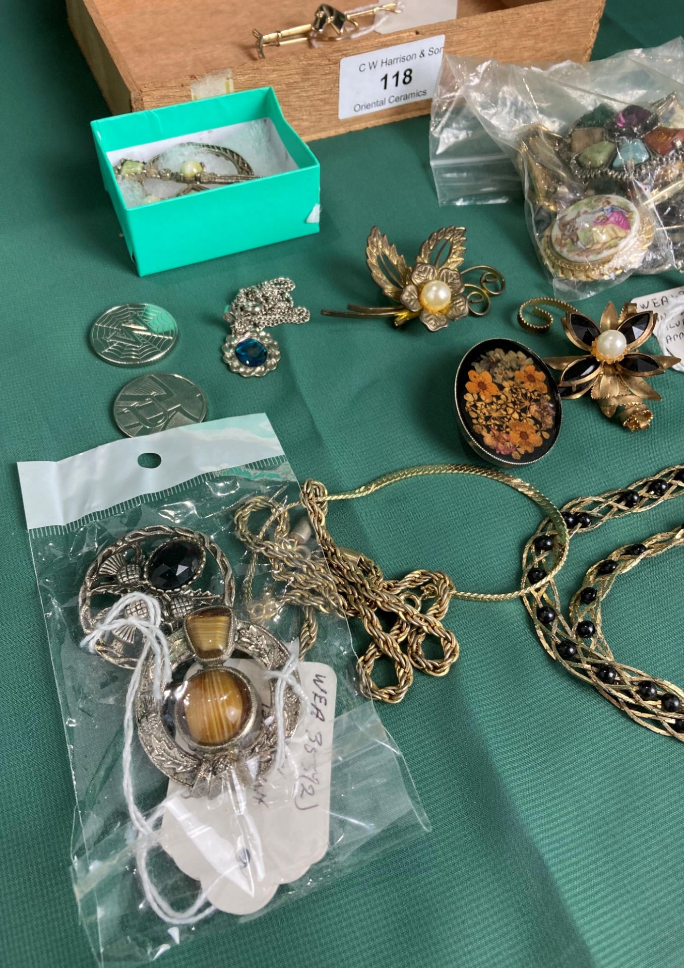 Contents to cigar box - assorted costume jewellery including Scottish brooches, chains, - Image 2 of 4