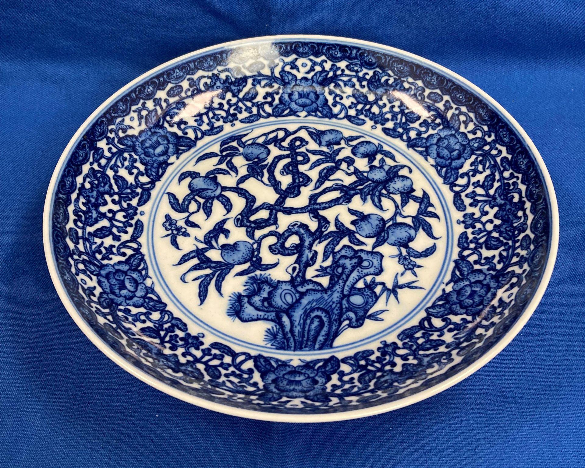 An antique 'Yongzheng' reign blue and white Oriental bowl with fig tree design and six symbol mark - Image 7 of 11