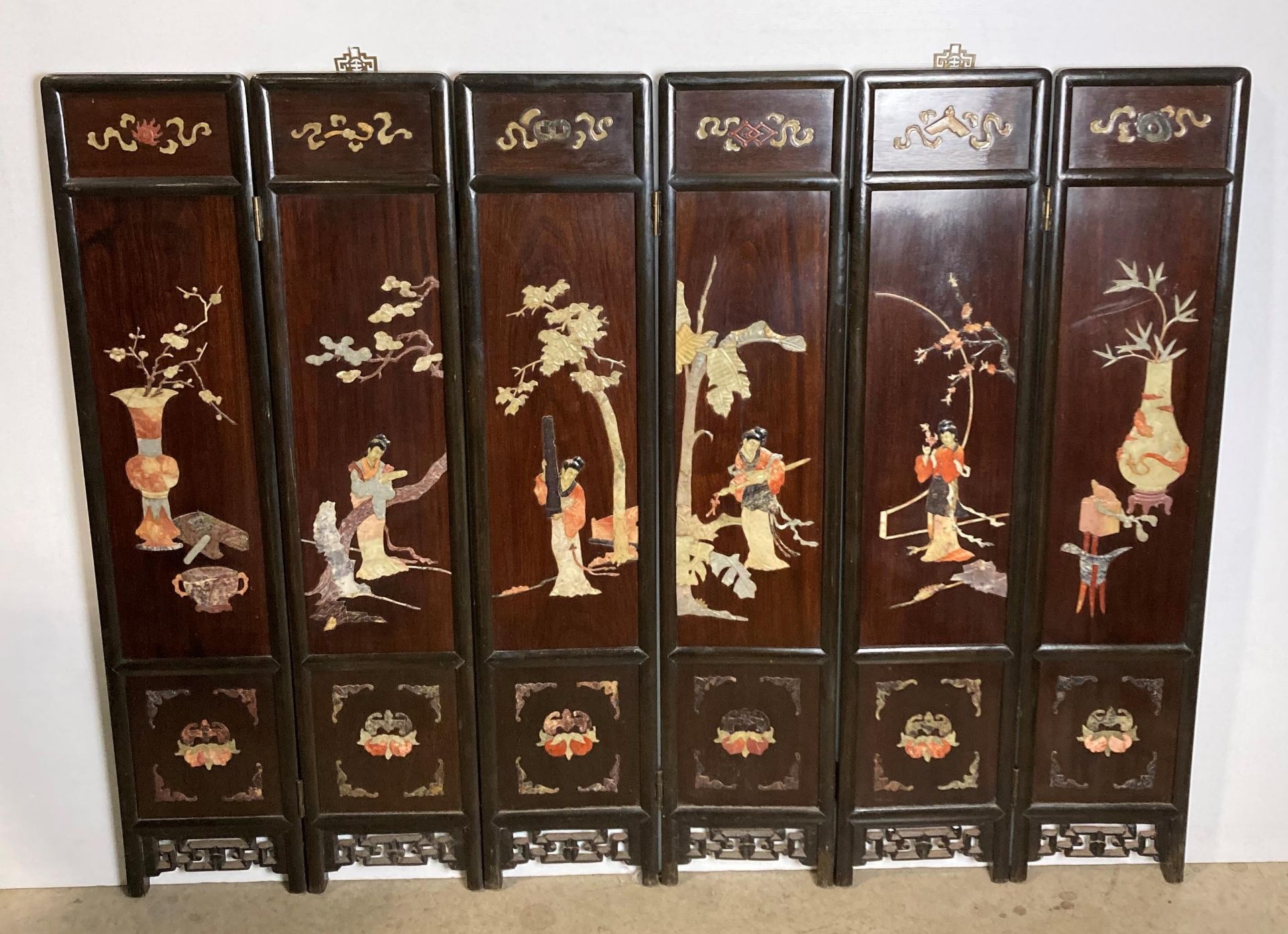 A Mid-Century Oriental six-panel folding screen with soap stone display to each panel and etching - Image 9 of 13