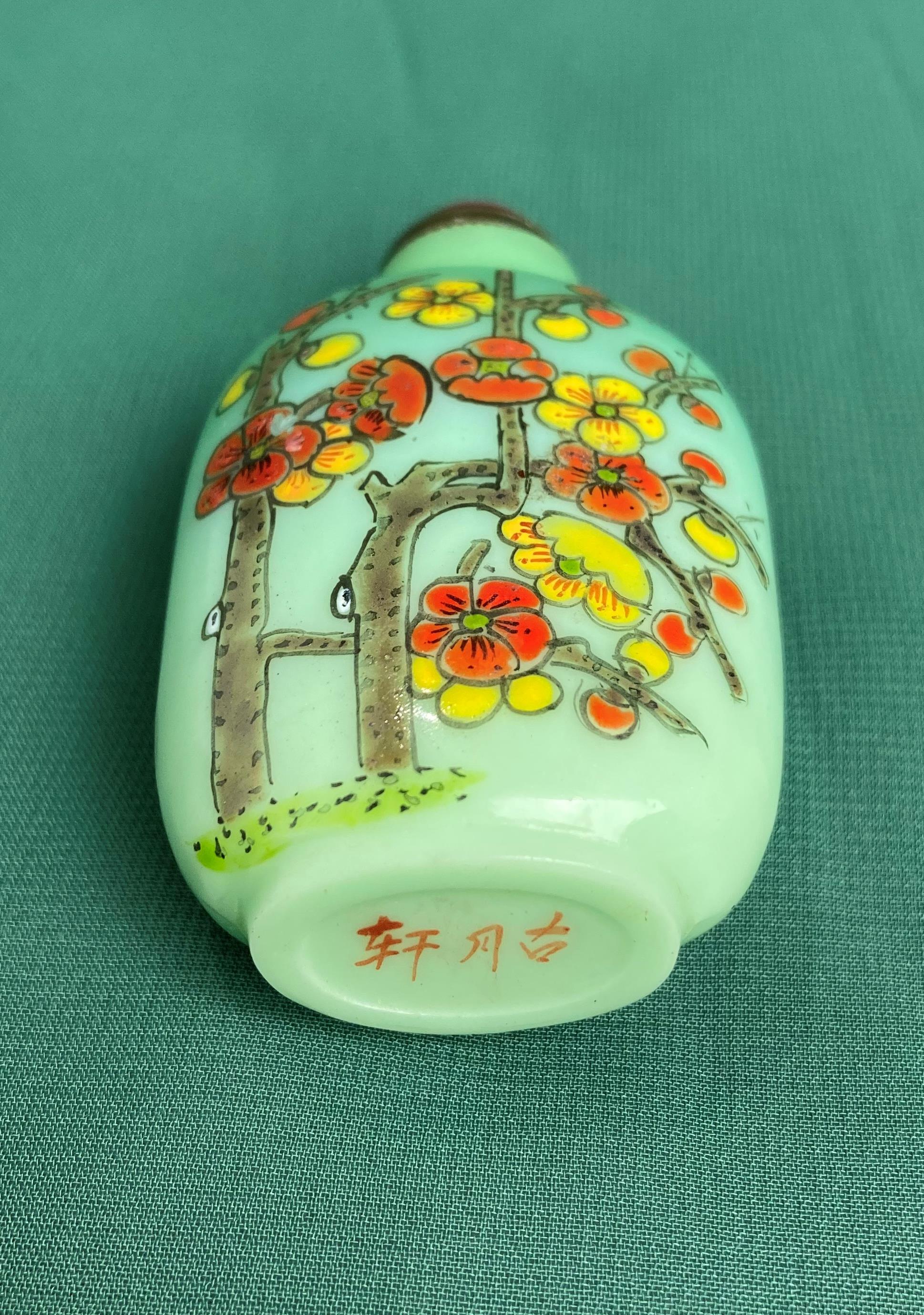 Oriental green glass hand-painted snuff bottle with spoon and stopper decorated with floral design - Image 3 of 5