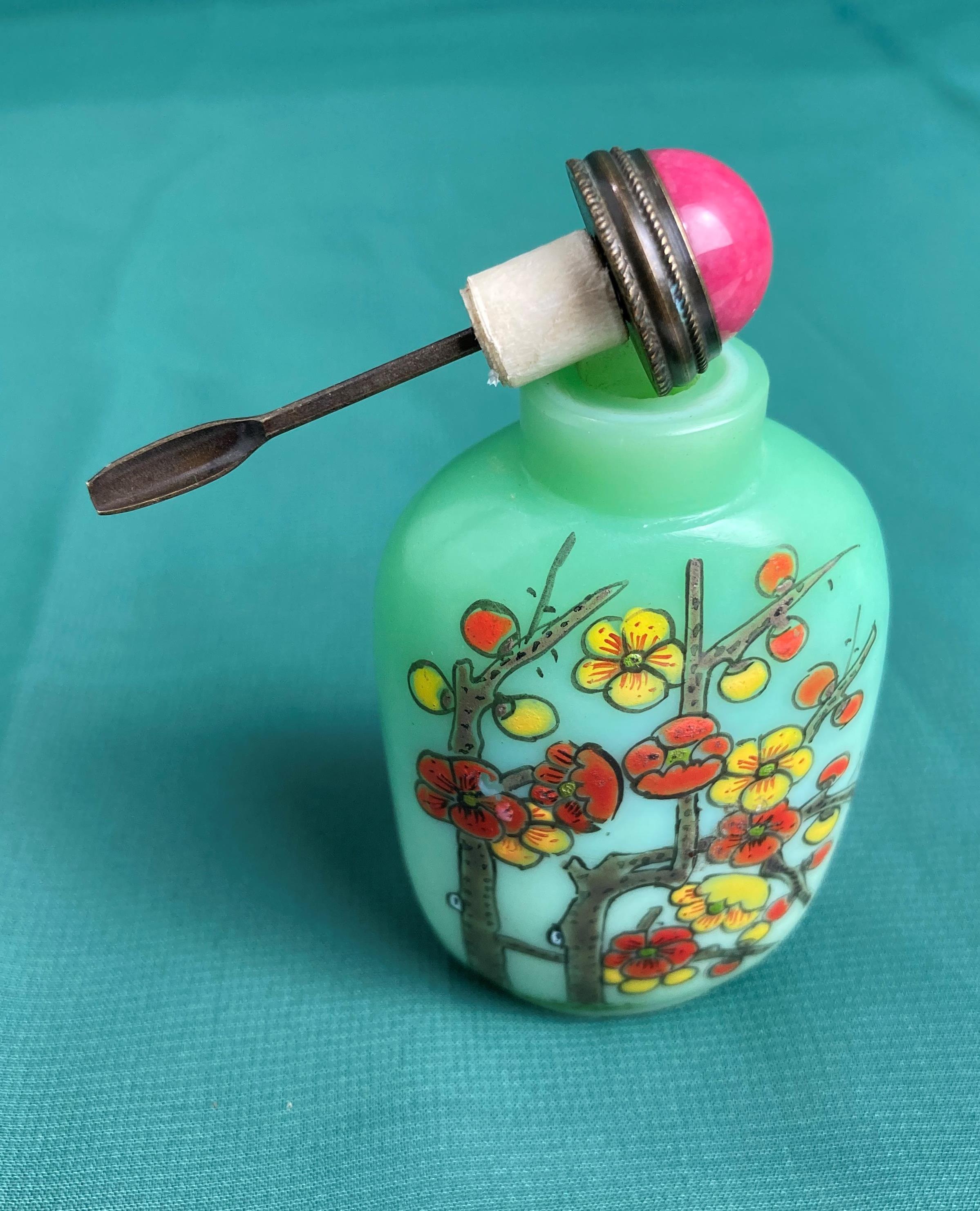 Oriental green glass hand-painted snuff bottle with spoon and stopper decorated with floral design - Image 5 of 5