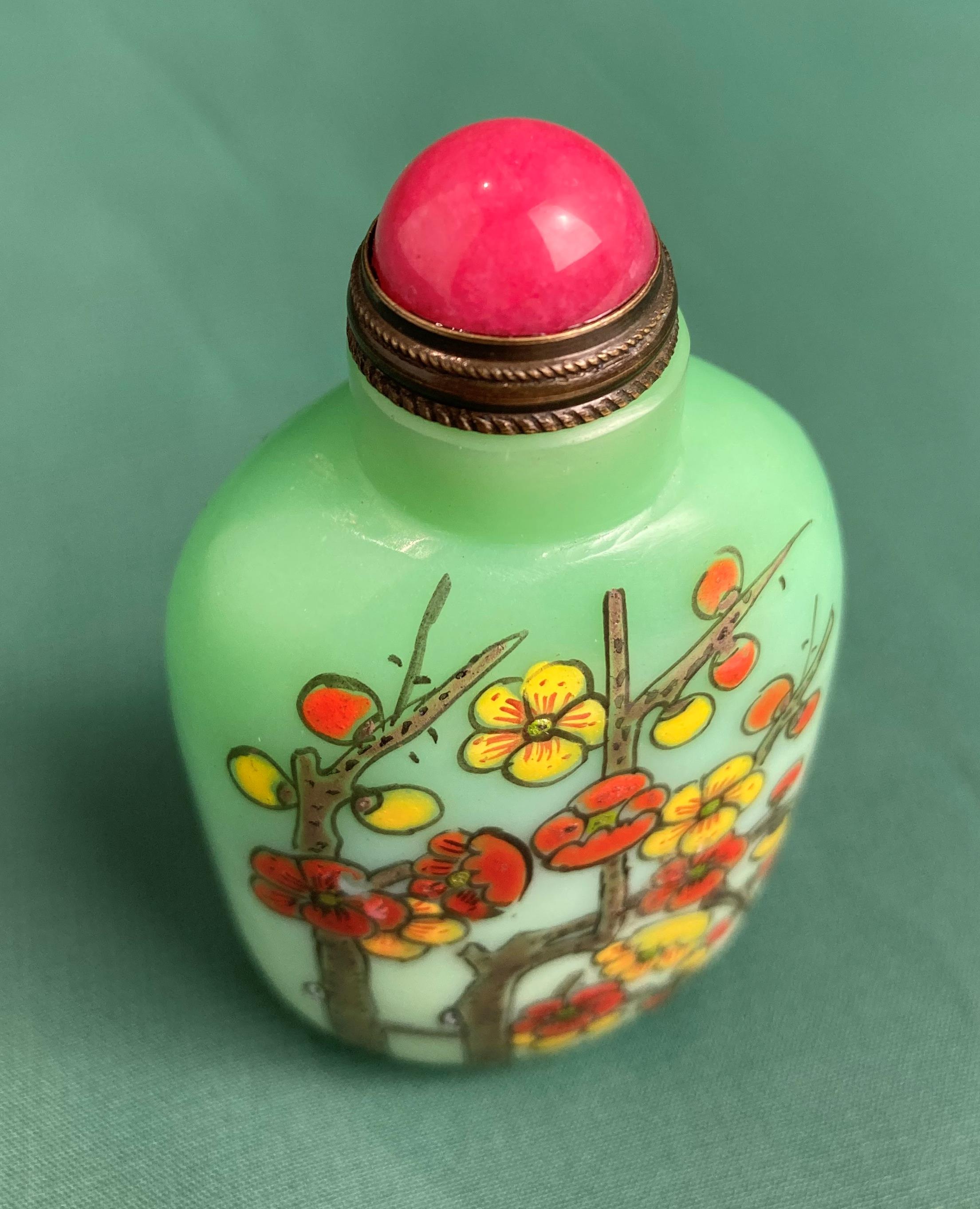 Oriental green glass hand-painted snuff bottle with spoon and stopper decorated with floral design - Image 4 of 5